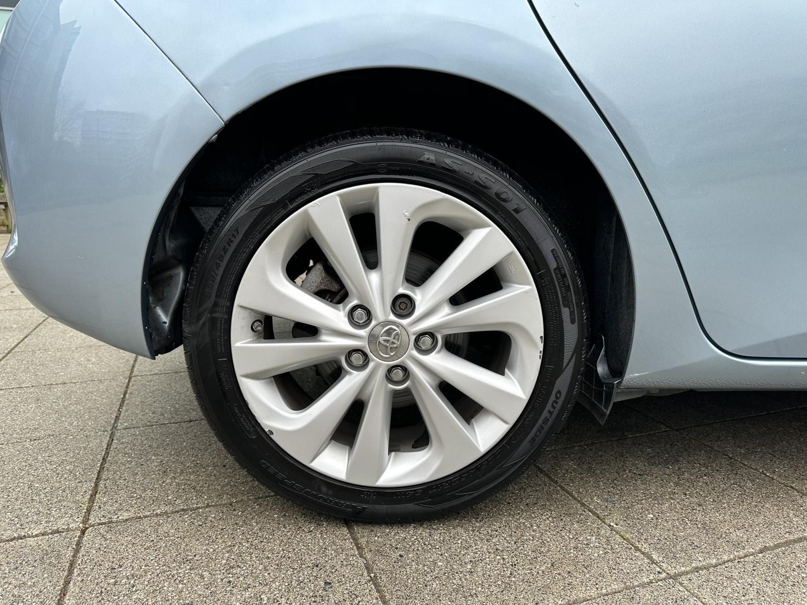 Toyota Auris 1.8 VVT-h Excel Hatchback 5dr Petrol Hybrid CVT Euro 5 (s/s) (136 ps)