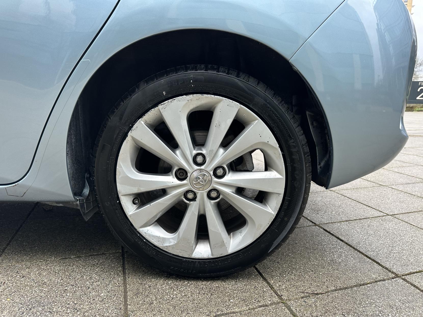 Toyota Auris 1.8 VVT-h Excel Hatchback 5dr Petrol Hybrid CVT Euro 5 (s/s) (136 ps)