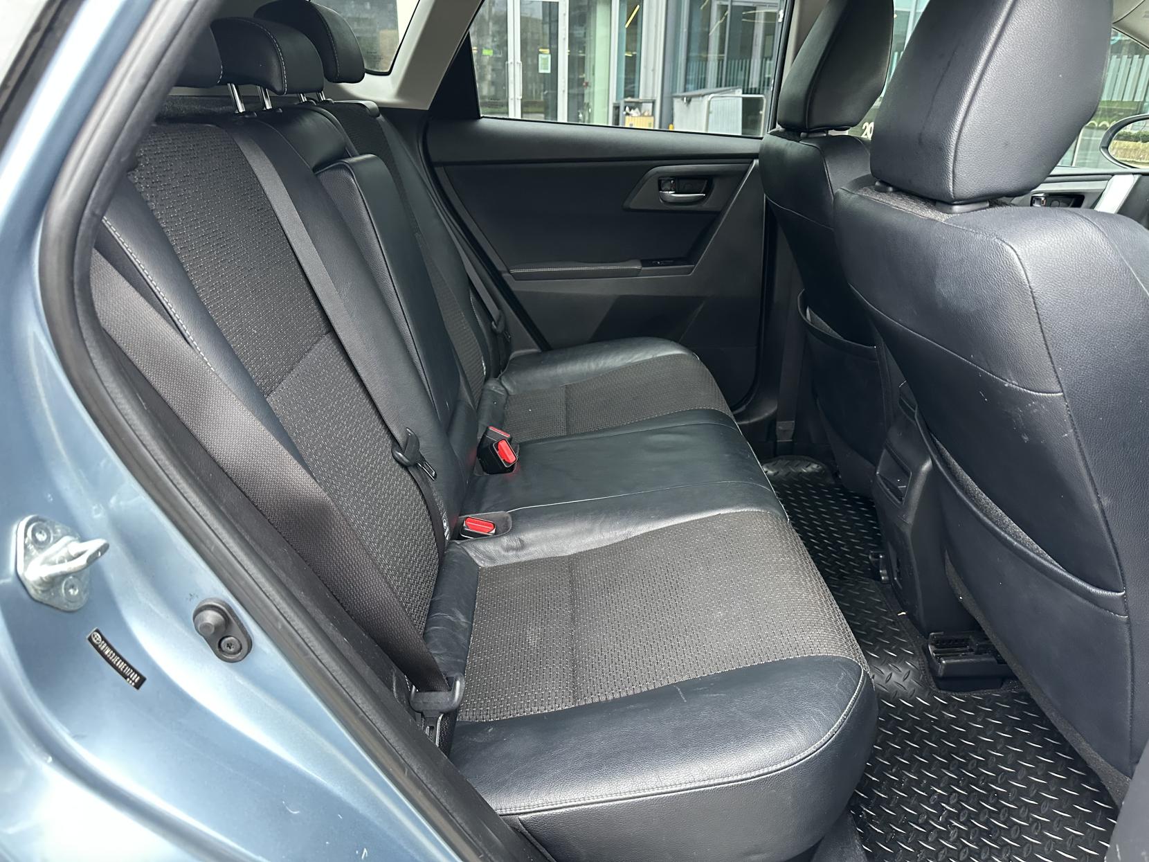 Toyota Auris 1.8 VVT-h Excel Hatchback 5dr Petrol Hybrid CVT Euro 5 (s/s) (136 ps)