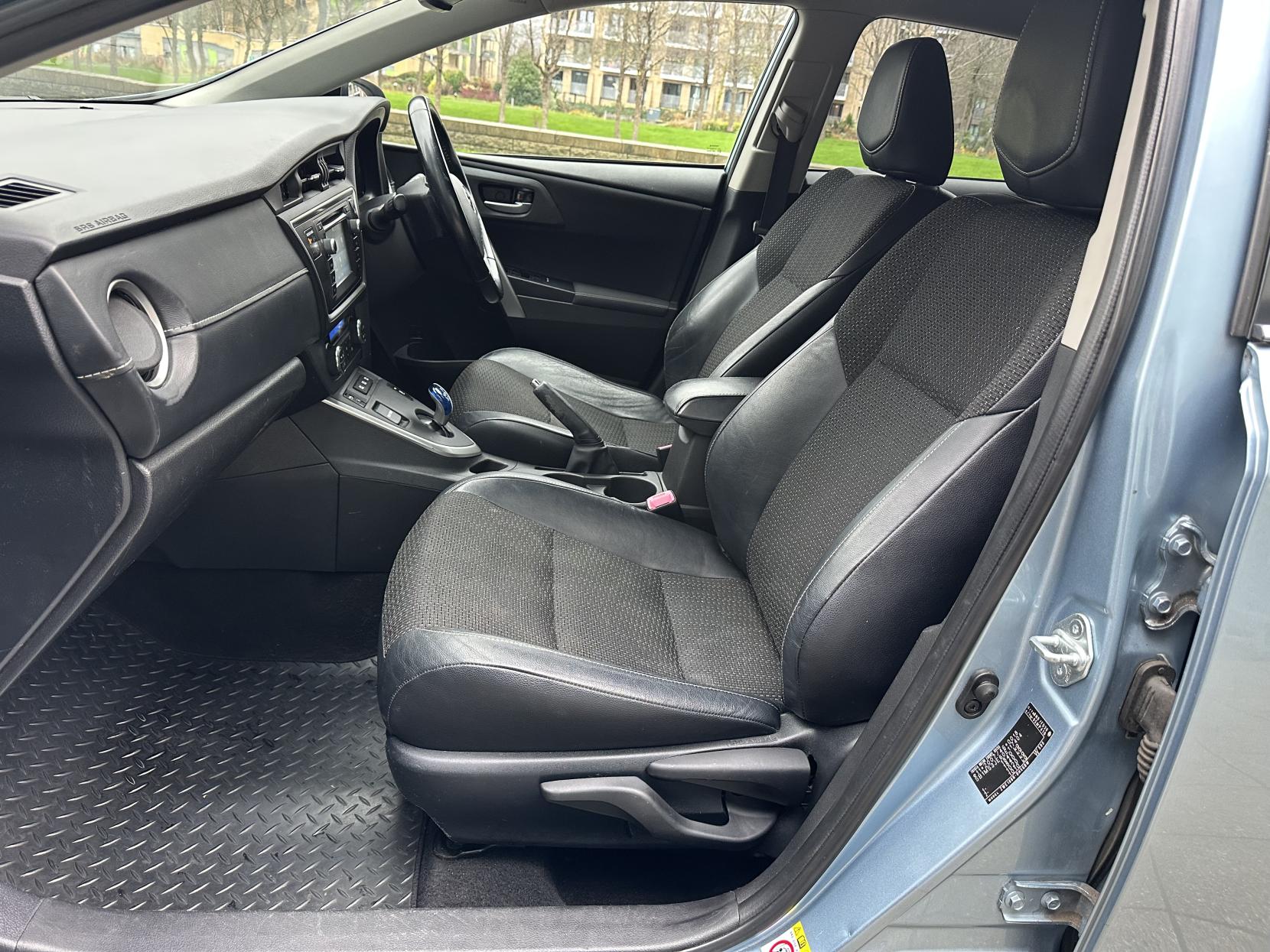 Toyota Auris 1.8 VVT-h Excel Hatchback 5dr Petrol Hybrid CVT Euro 5 (s/s) (136 ps)