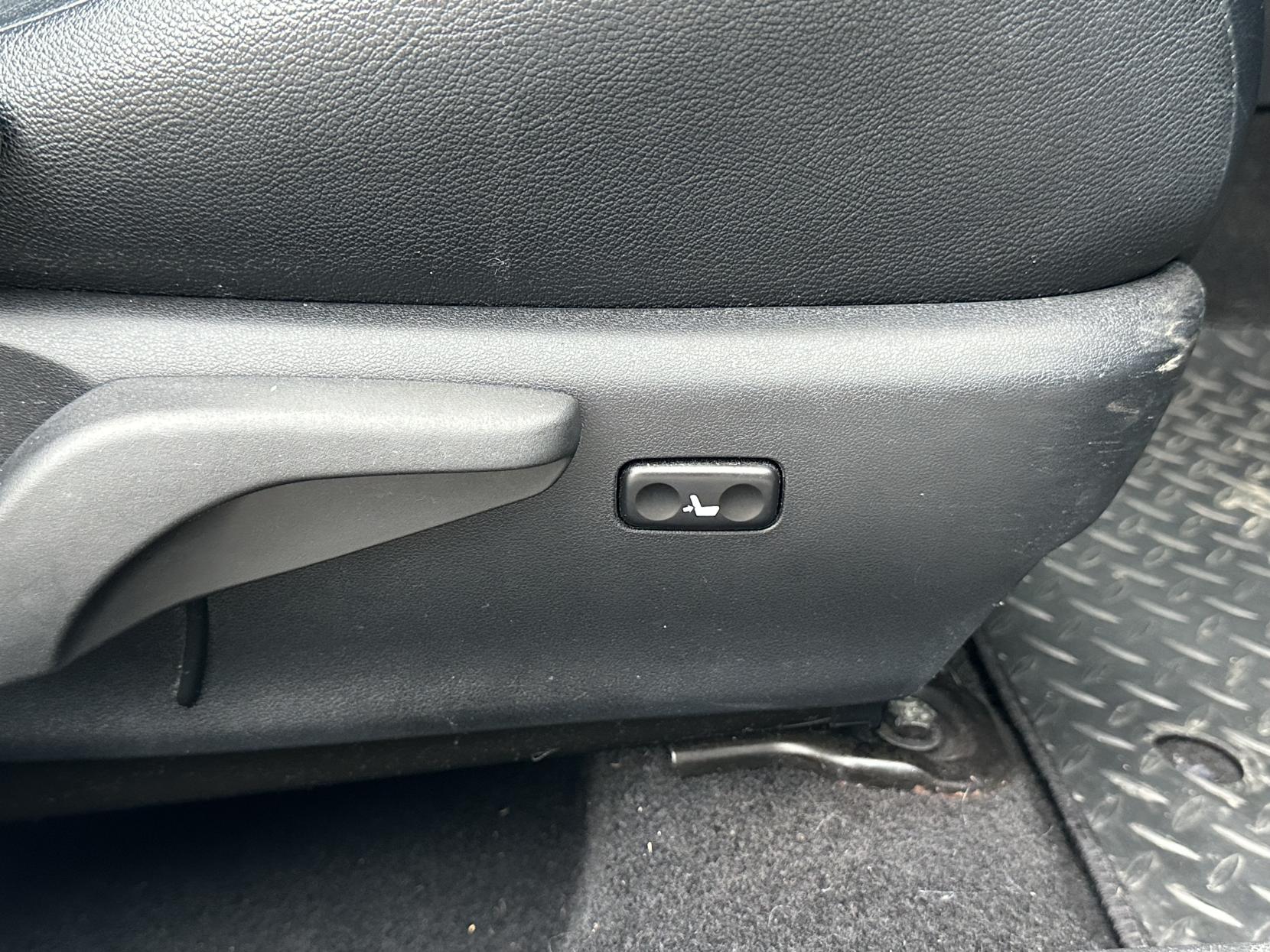 Toyota Auris 1.8 VVT-h Excel Hatchback 5dr Petrol Hybrid CVT Euro 5 (s/s) (136 ps)