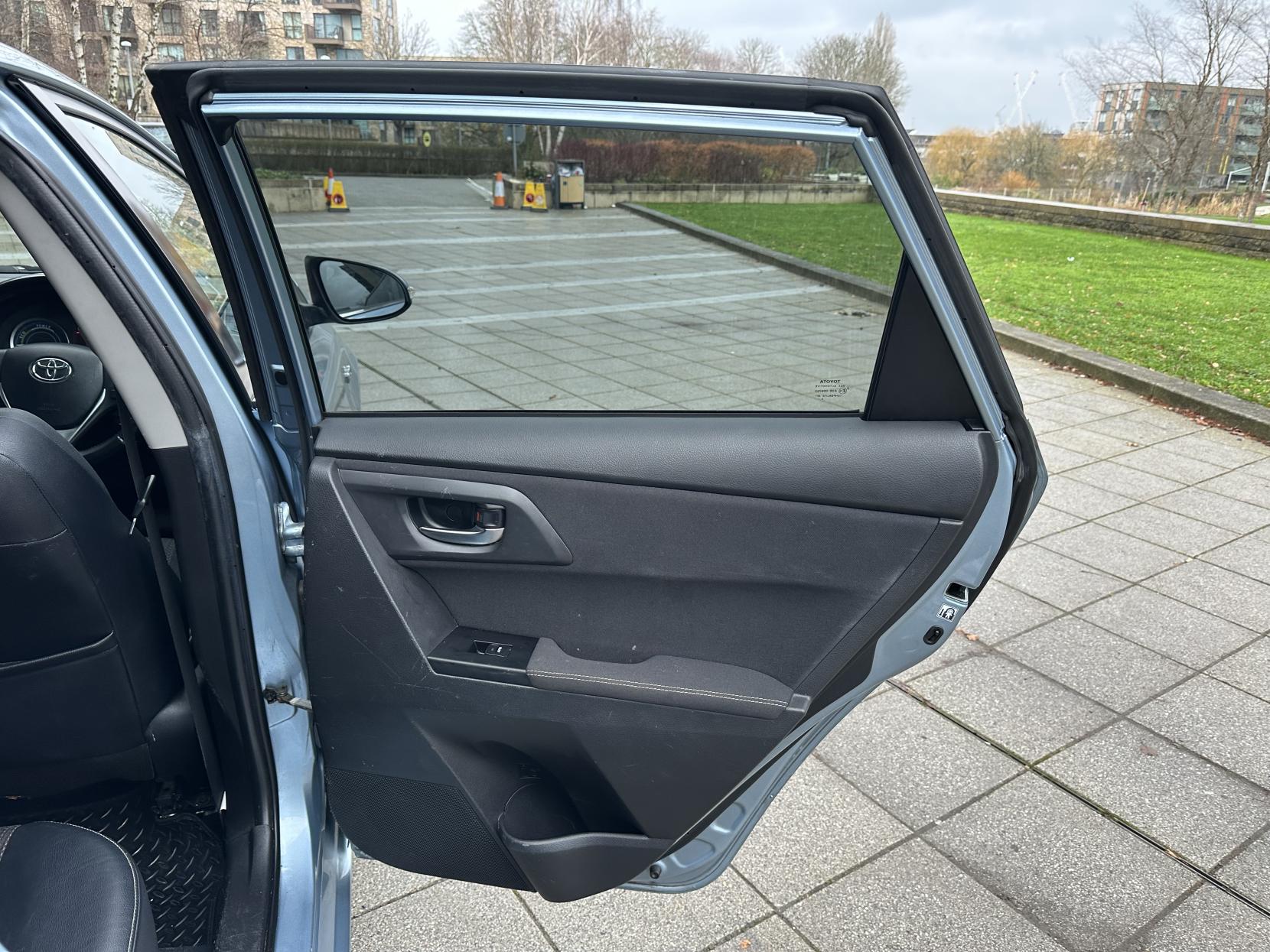 Toyota Auris 1.8 VVT-h Excel Hatchback 5dr Petrol Hybrid CVT Euro 5 (s/s) (136 ps)