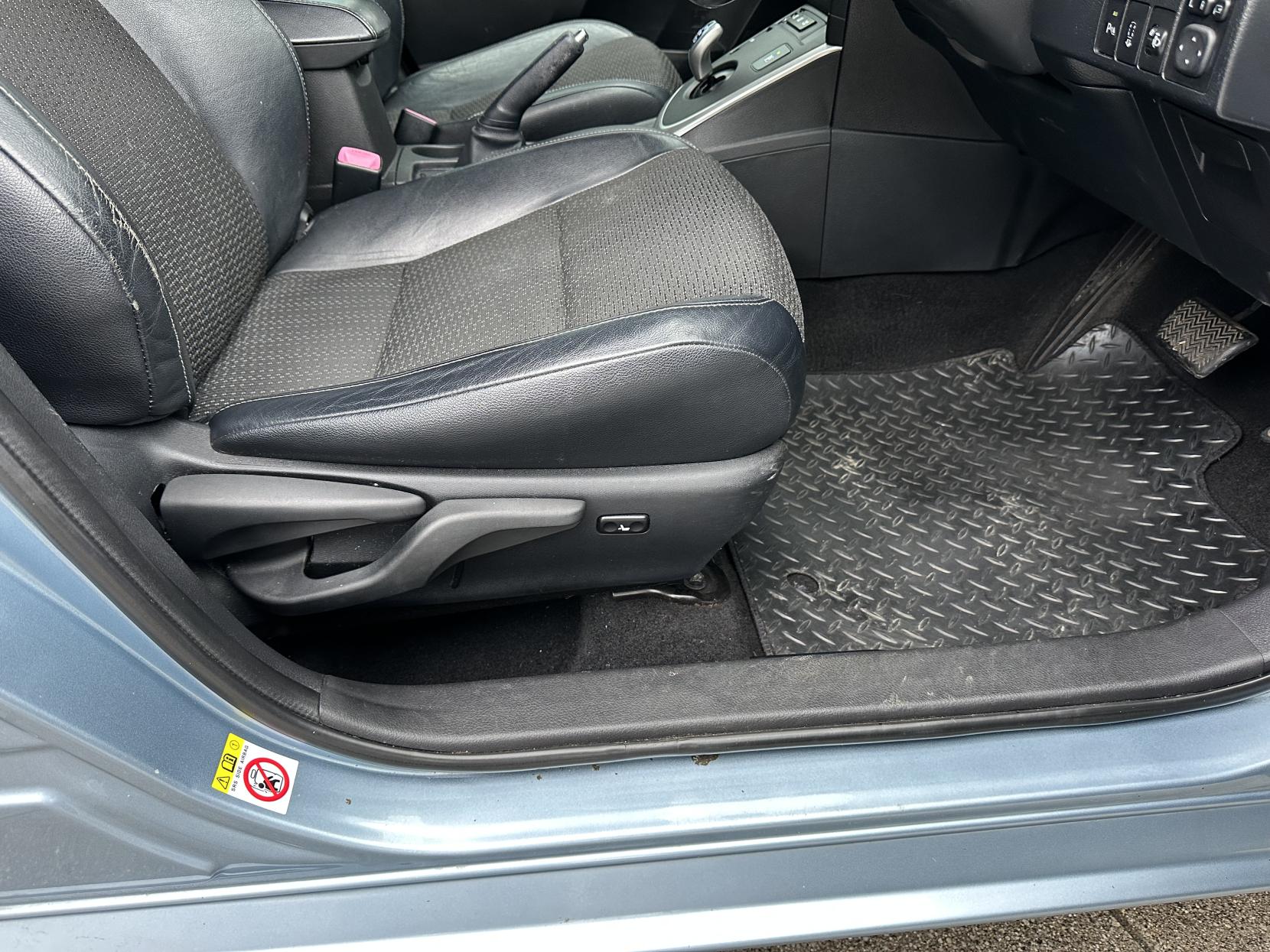 Toyota Auris 1.8 VVT-h Excel Hatchback 5dr Petrol Hybrid CVT Euro 5 (s/s) (136 ps)