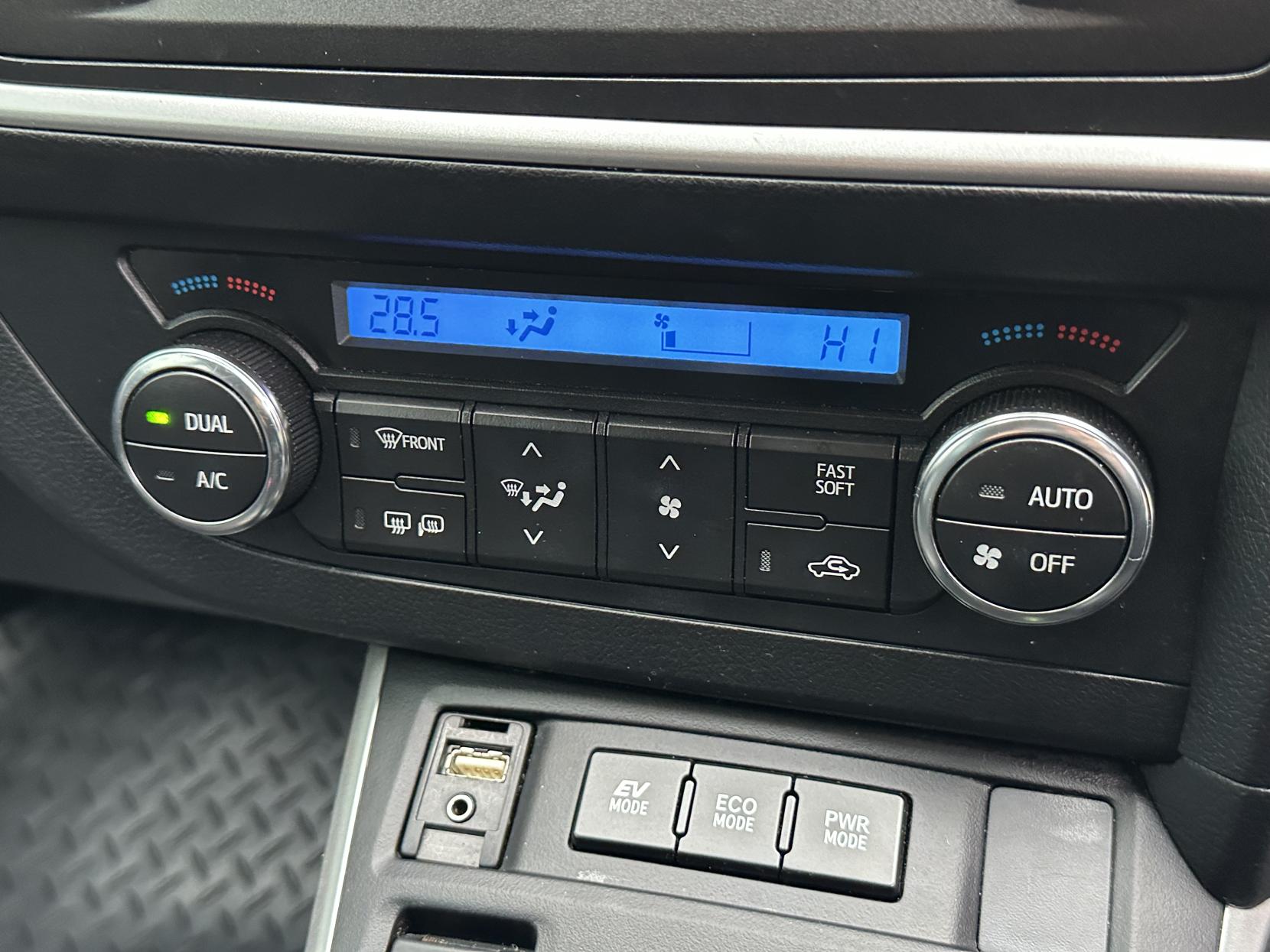 Toyota Auris 1.8 VVT-h Excel Hatchback 5dr Petrol Hybrid CVT Euro 5 (s/s) (136 ps)