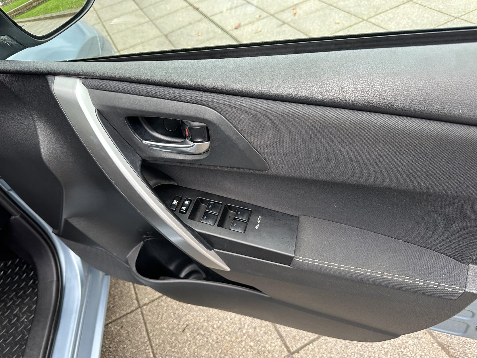 Toyota Auris 1.8 VVT-h Excel Hatchback 5dr Petrol Hybrid CVT Euro 5 (s/s) (136 ps)