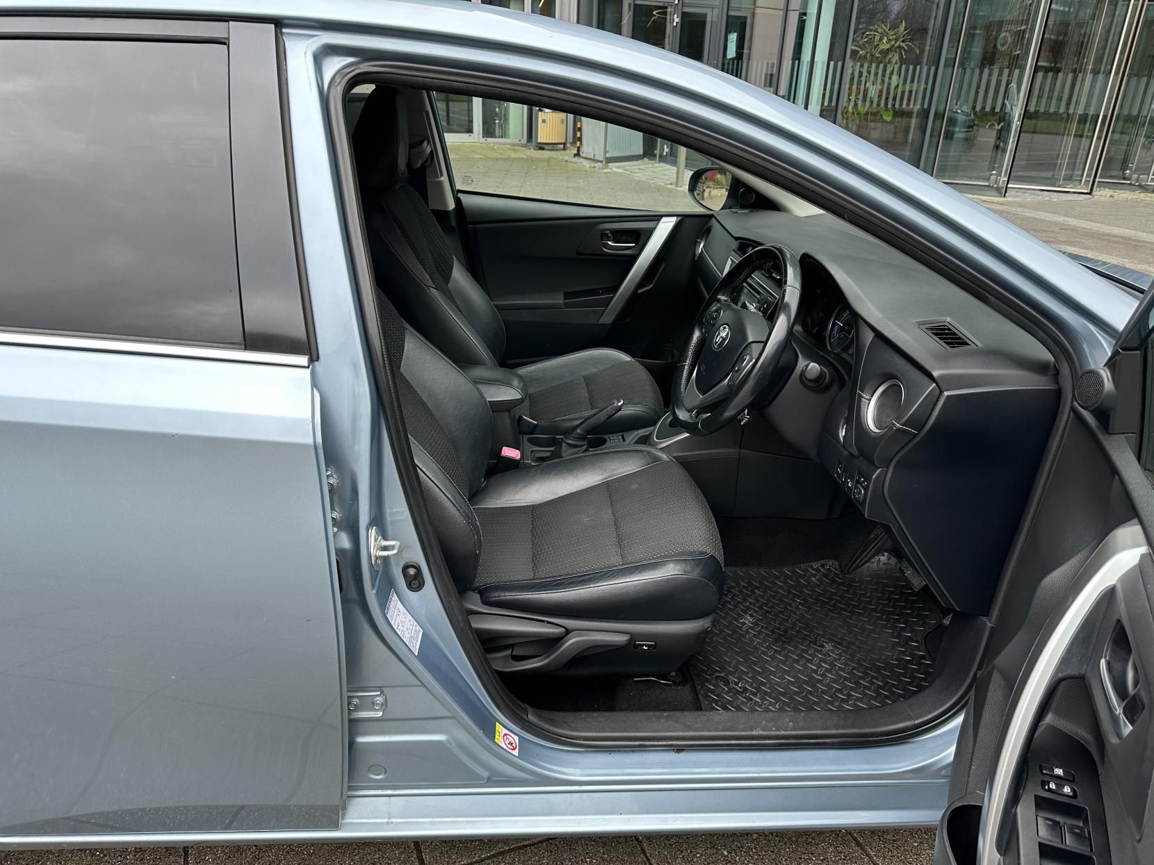 Toyota Auris 1.8 VVT-h Excel Hatchback 5dr Petrol Hybrid CVT Euro 5 (s/s) (136 ps)