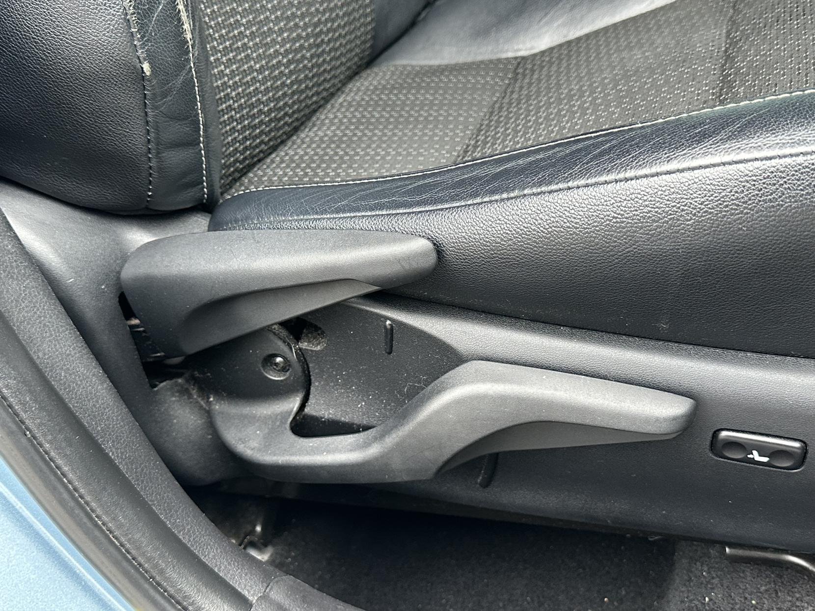 Toyota Auris 1.8 VVT-h Excel Hatchback 5dr Petrol Hybrid CVT Euro 5 (s/s) (136 ps)