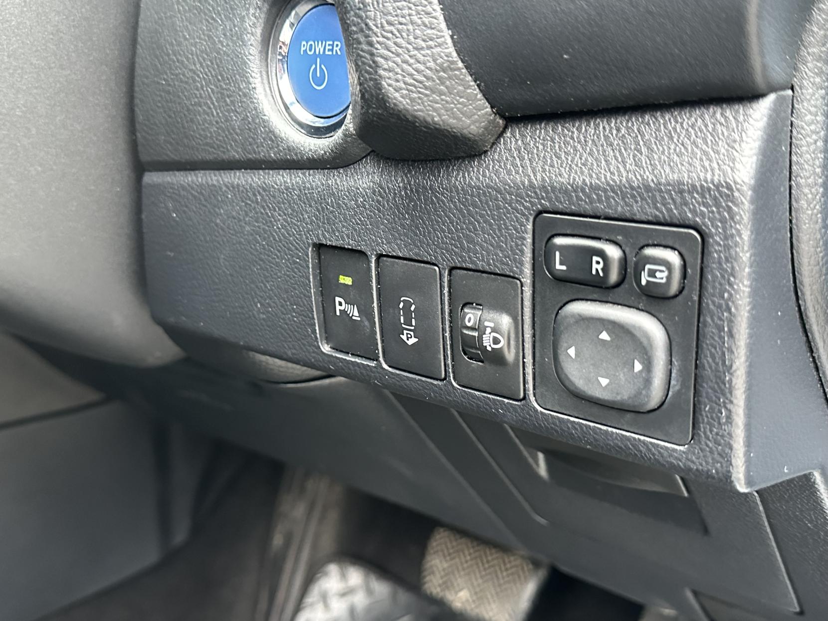 Toyota Auris 1.8 VVT-h Excel Hatchback 5dr Petrol Hybrid CVT Euro 5 (s/s) (136 ps)