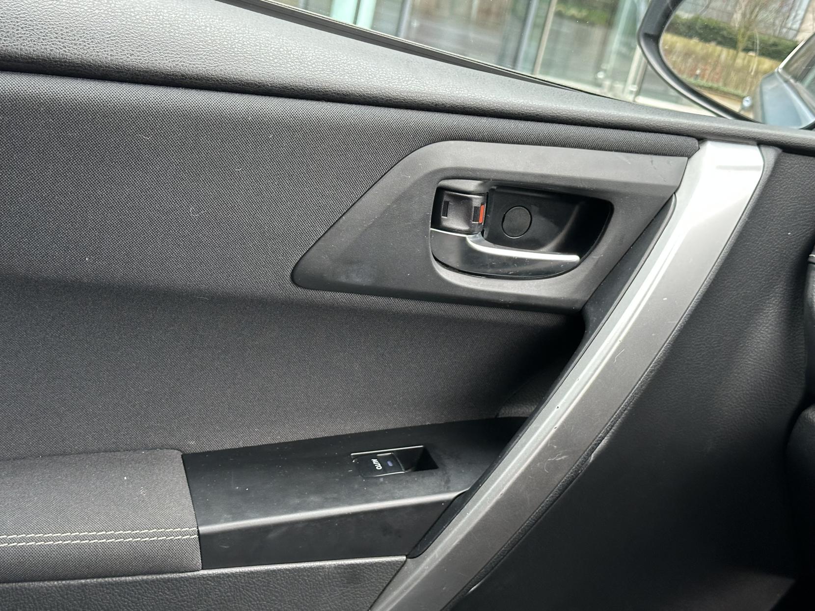 Toyota Auris 1.8 VVT-h Excel Hatchback 5dr Petrol Hybrid CVT Euro 5 (s/s) (136 ps)