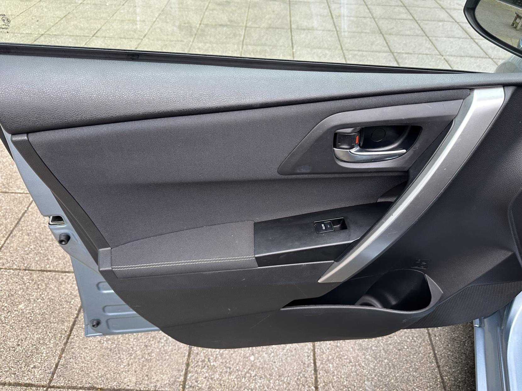 Toyota Auris 1.8 VVT-h Excel Hatchback 5dr Petrol Hybrid CVT Euro 5 (s/s) (136 ps)