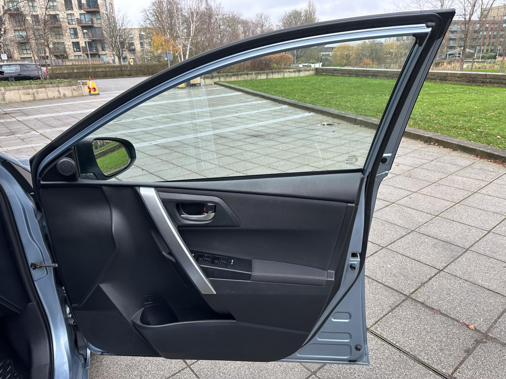 Toyota Auris 1.8 VVT-h Excel Hatchback 5dr Petrol Hybrid CVT Euro 5 (s/s) (136 ps)