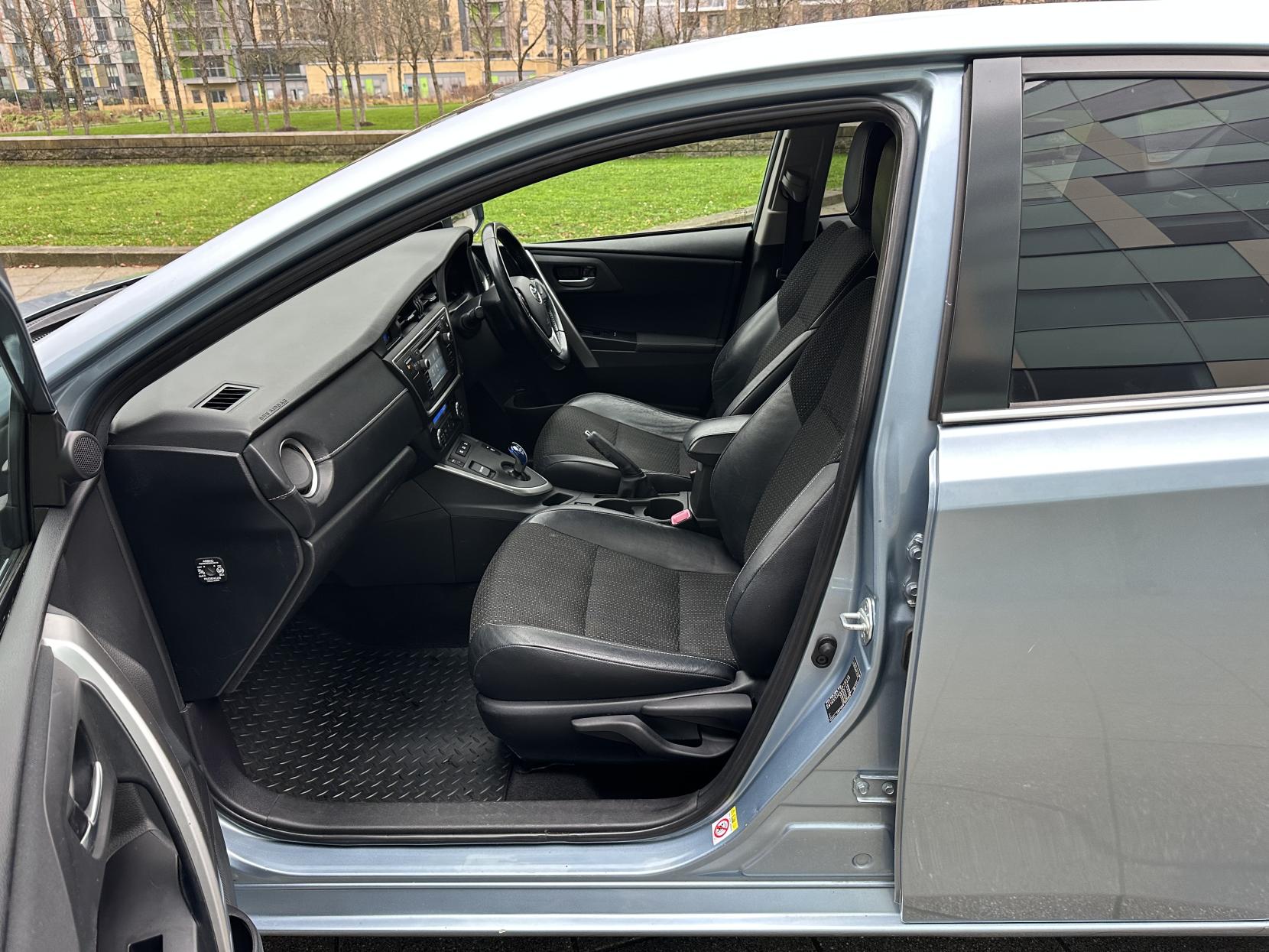 Toyota Auris 1.8 VVT-h Excel Hatchback 5dr Petrol Hybrid CVT Euro 5 (s/s) (136 ps)