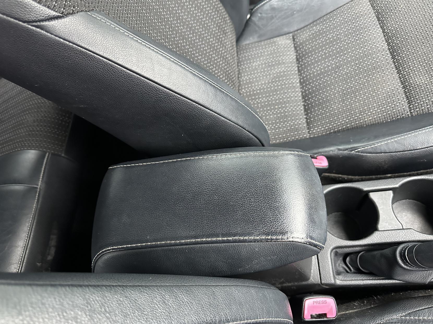 Toyota Auris 1.8 VVT-h Excel Hatchback 5dr Petrol Hybrid CVT Euro 5 (s/s) (136 ps)