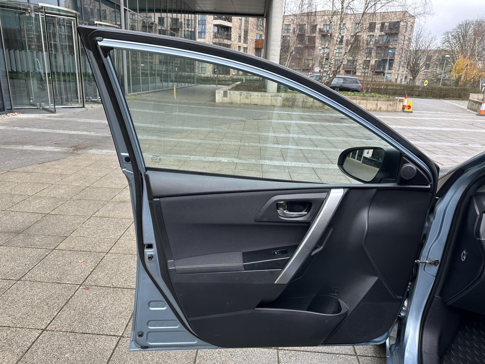 Toyota Auris 1.8 VVT-h Excel Hatchback 5dr Petrol Hybrid CVT Euro 5 (s/s) (136 ps)