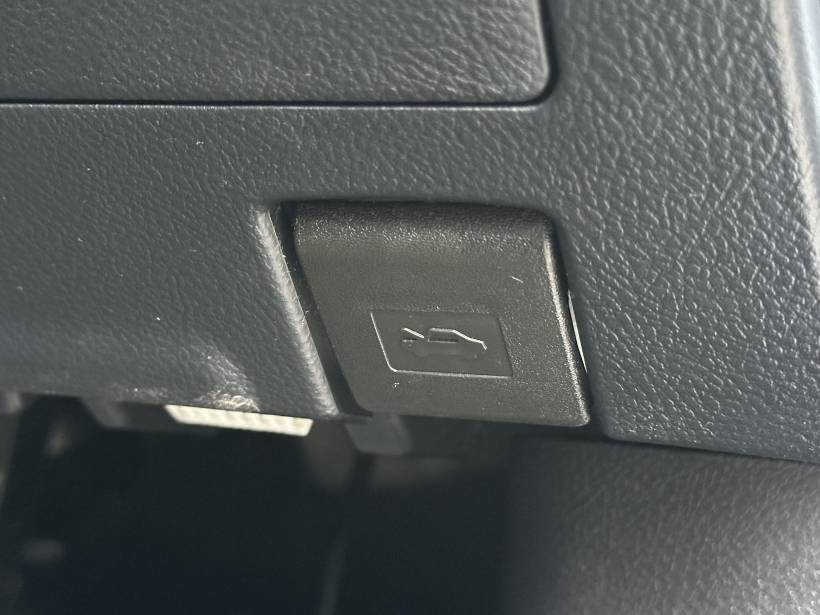 Toyota Auris 1.8 VVT-h Excel Hatchback 5dr Petrol Hybrid CVT Euro 5 (s/s) (136 ps)