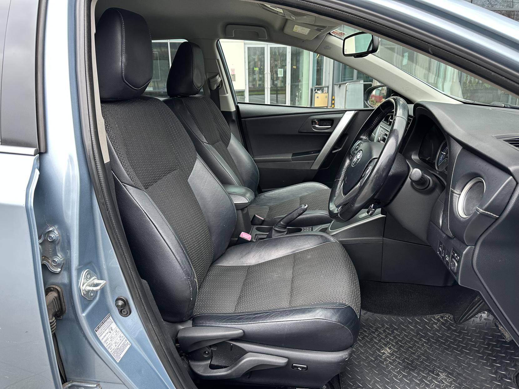 Toyota Auris 1.8 VVT-h Excel Hatchback 5dr Petrol Hybrid CVT Euro 5 (s/s) (136 ps)