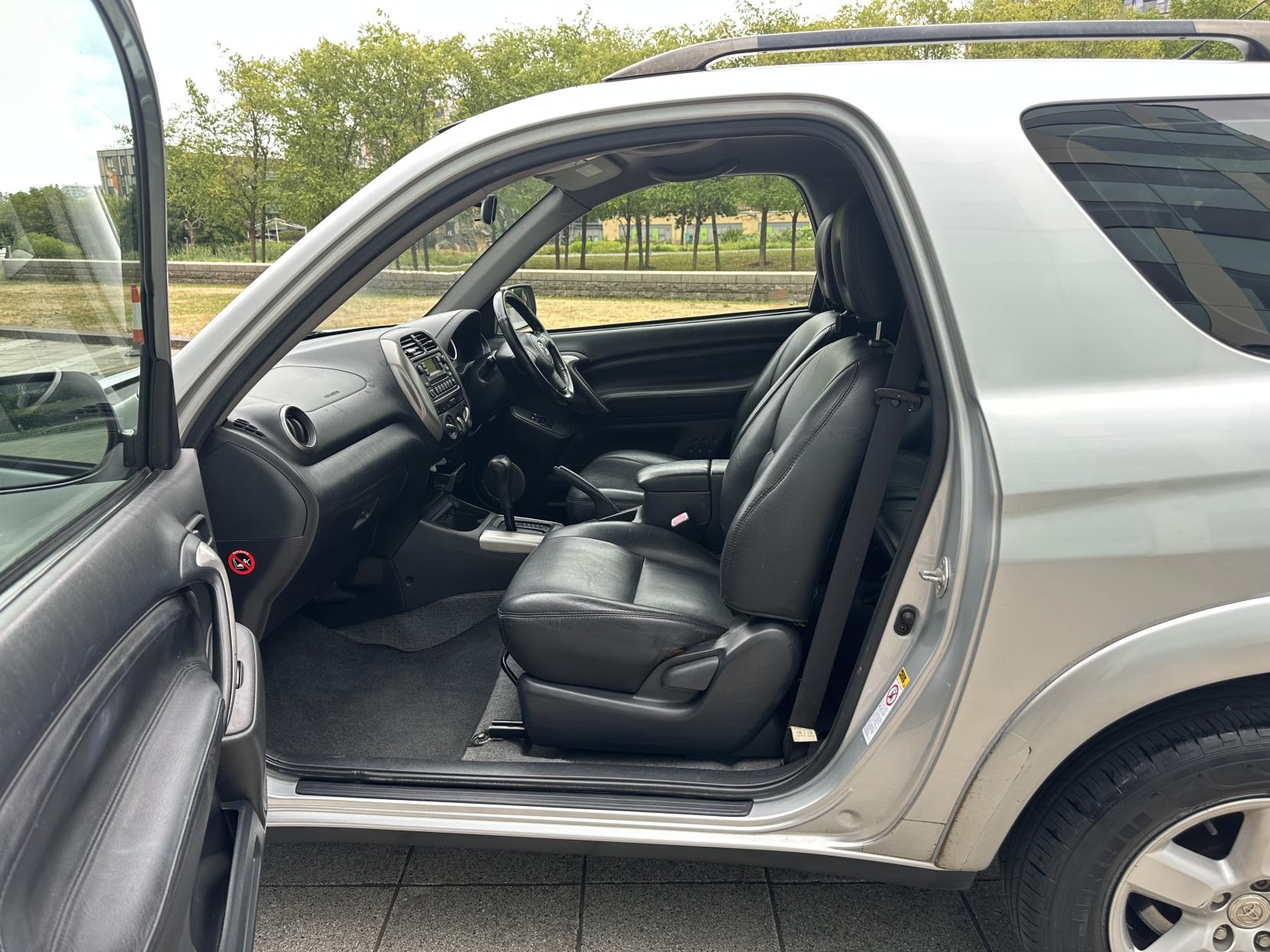 Toyota RAV4 2.0 VVT-i XT3 SUV 3dr Petrol Automatic 4WD (218 g/km, 147 bhp)