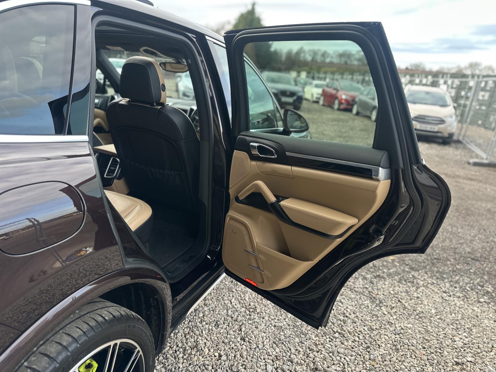 Porsche Cayenne 3.0 V6 E-Hybrid S SUV 5dr Petrol Plug-in Hybrid TiptronicS 4WD Euro 6 (s/s) (416 ps)