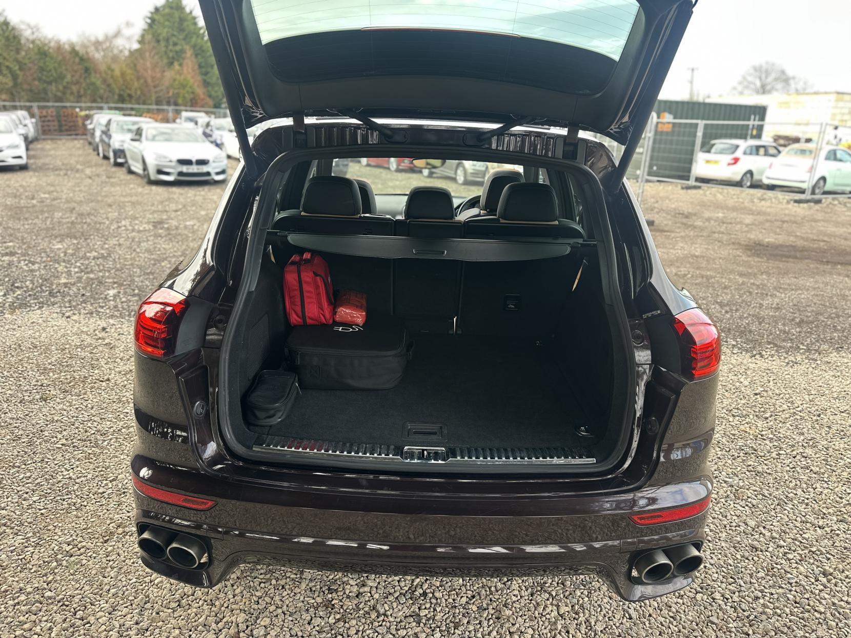 Porsche Cayenne 3.0 V6 E-Hybrid S SUV 5dr Petrol Plug-in Hybrid TiptronicS 4WD Euro 6 (s/s) (416 ps)