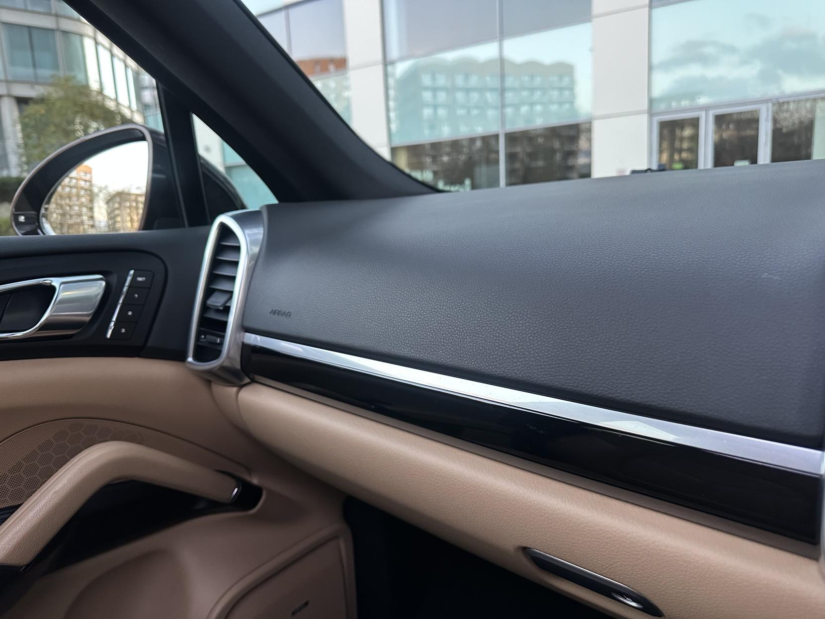 Porsche Cayenne 3.0 V6 E-Hybrid S SUV 5dr Petrol Plug-in Hybrid TiptronicS 4WD Euro 6 (s/s) (416 ps)