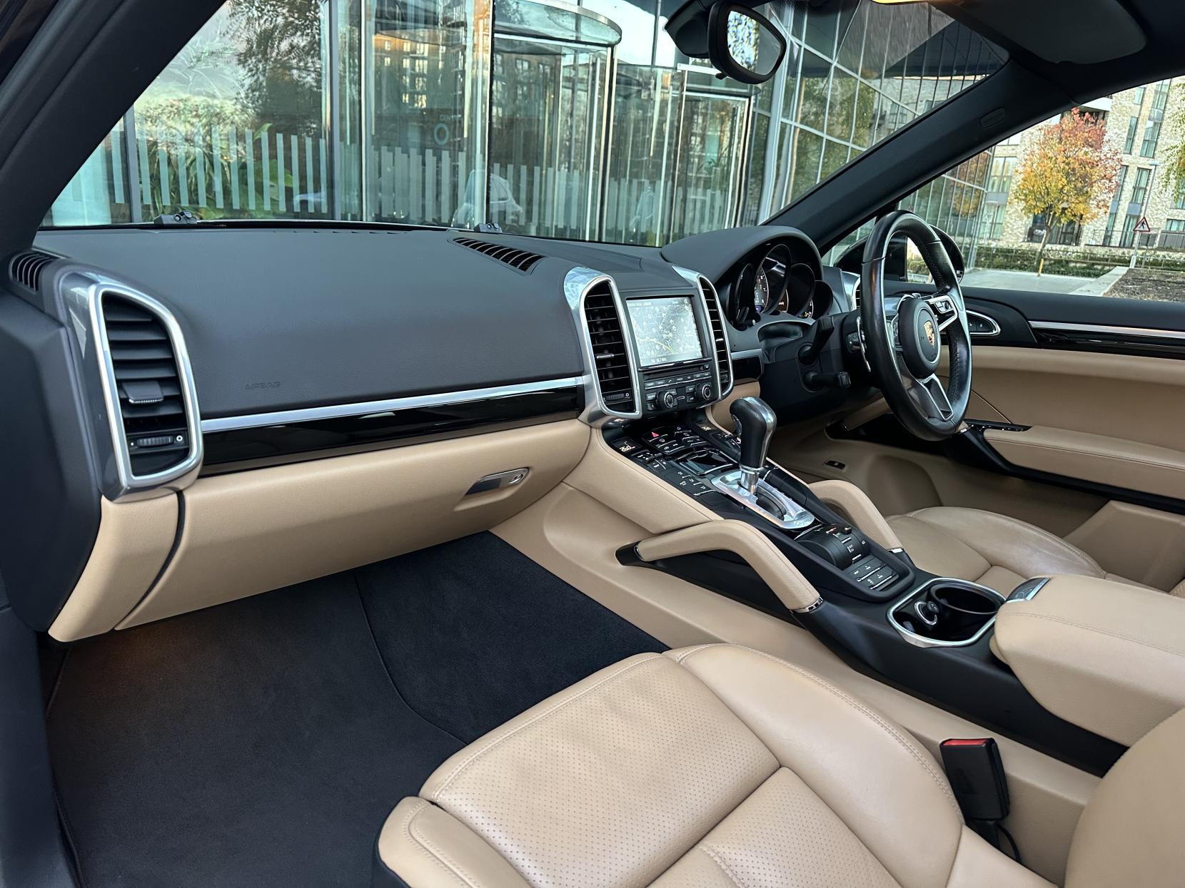Porsche Cayenne 3.0 V6 E-Hybrid S SUV 5dr Petrol Plug-in Hybrid TiptronicS 4WD Euro 6 (s/s) (416 ps)