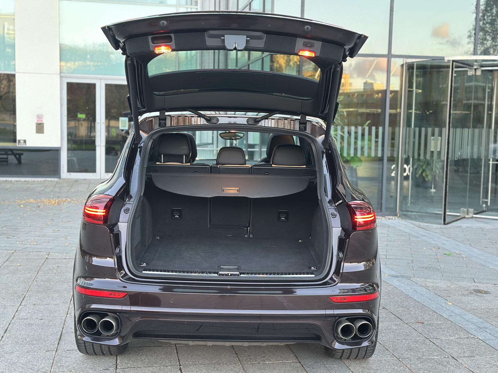 Porsche Cayenne 3.0 V6 E-Hybrid S SUV 5dr Petrol Plug-in Hybrid TiptronicS 4WD Euro 6 (s/s) (416 ps)