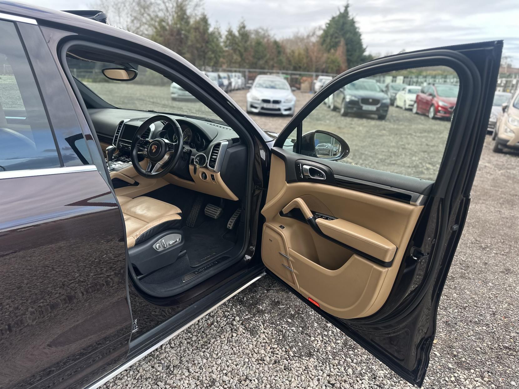 Porsche Cayenne 3.0 V6 E-Hybrid S SUV 5dr Petrol Plug-in Hybrid TiptronicS 4WD Euro 6 (s/s) (416 ps)