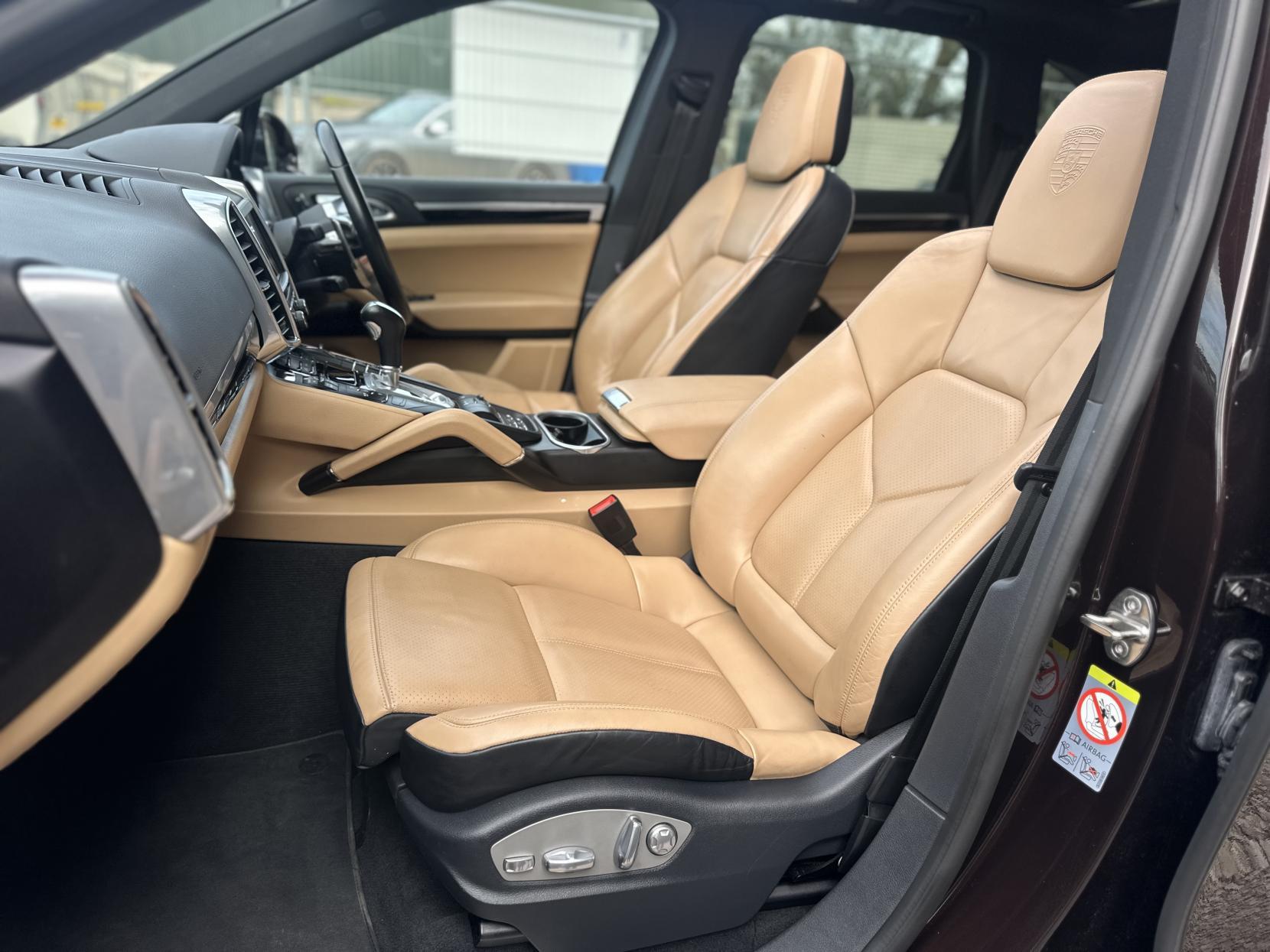 Porsche Cayenne 3.0 V6 E-Hybrid S SUV 5dr Petrol Plug-in Hybrid TiptronicS 4WD Euro 6 (s/s) (416 ps)