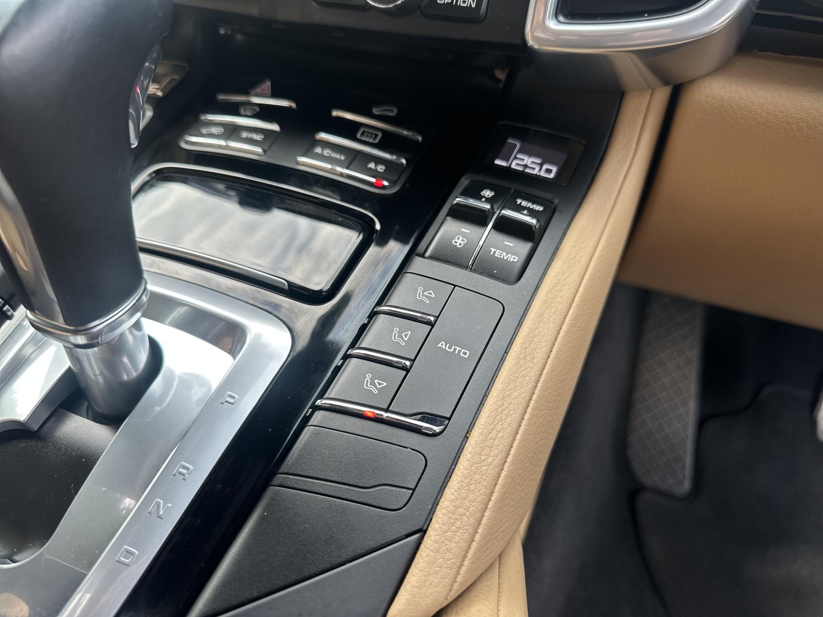 Porsche Cayenne 3.0 V6 E-Hybrid S SUV 5dr Petrol Plug-in Hybrid TiptronicS 4WD Euro 6 (s/s) (416 ps)