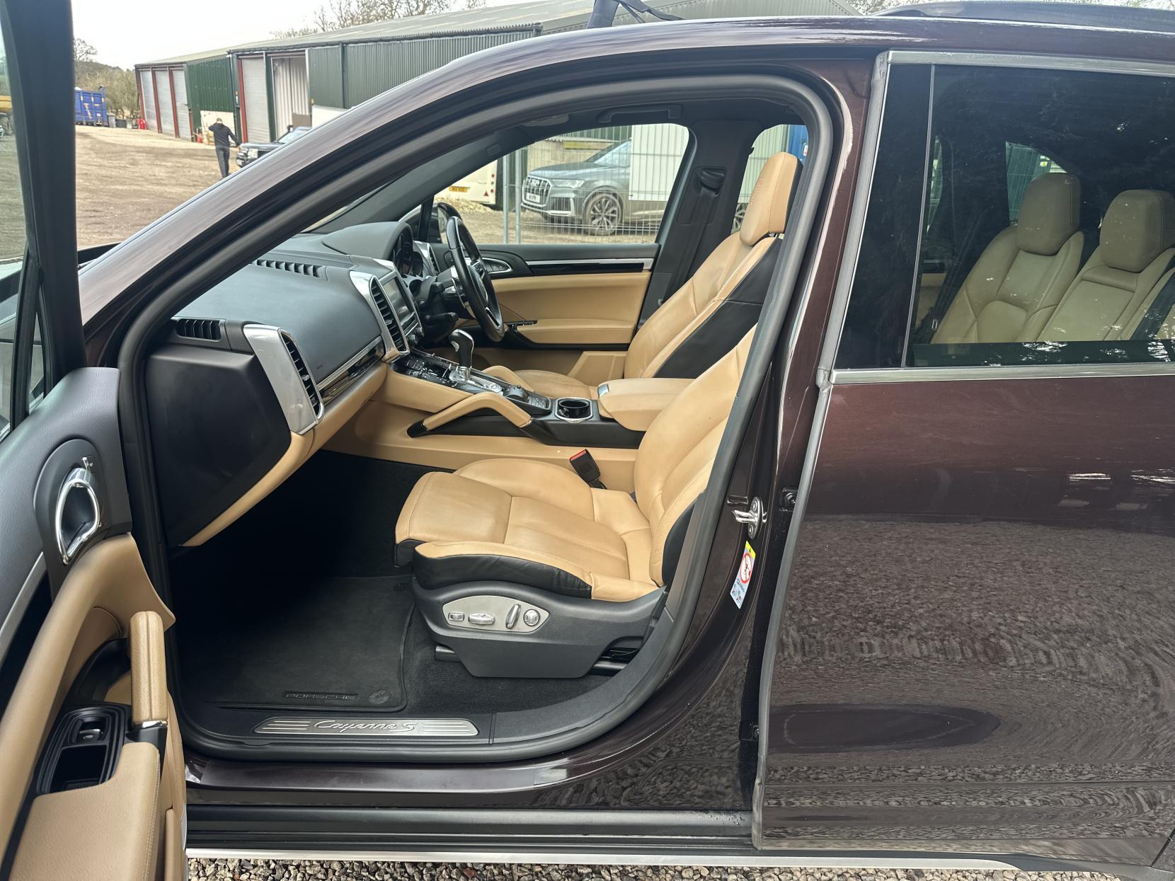 Porsche Cayenne 3.0 V6 E-Hybrid S SUV 5dr Petrol Plug-in Hybrid TiptronicS 4WD Euro 6 (s/s) (416 ps)