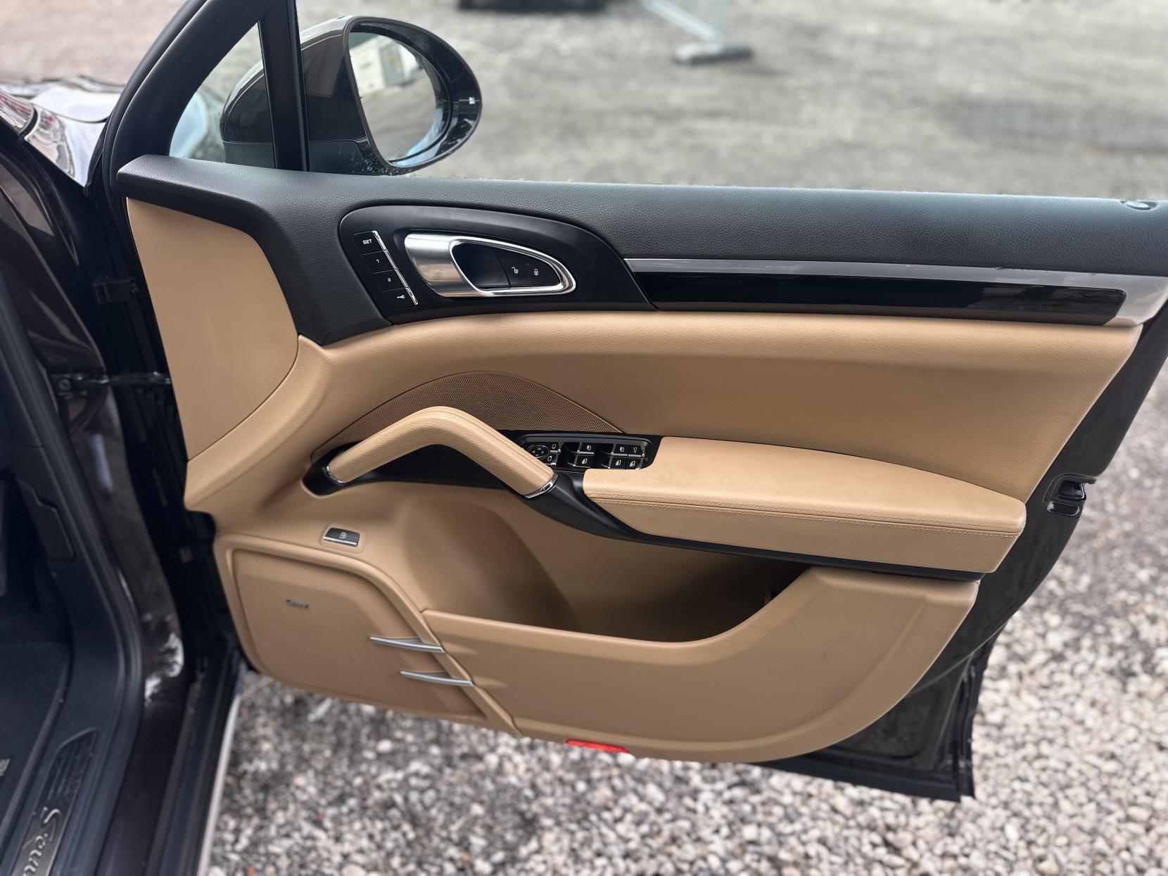 Porsche Cayenne 3.0 V6 E-Hybrid S SUV 5dr Petrol Plug-in Hybrid TiptronicS 4WD Euro 6 (s/s) (416 ps)