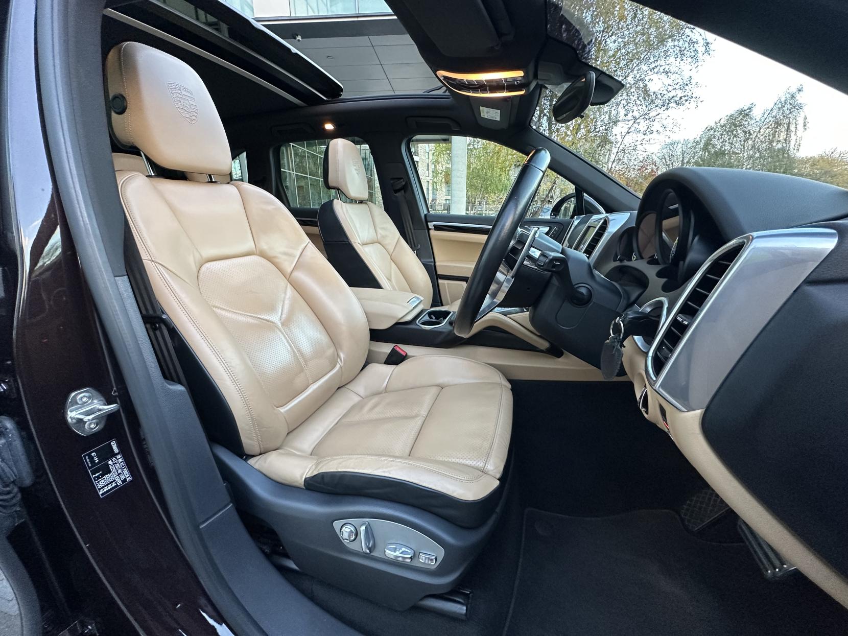Porsche Cayenne 3.0 V6 E-Hybrid S SUV 5dr Petrol Plug-in Hybrid TiptronicS 4WD Euro 6 (s/s) (416 ps)
