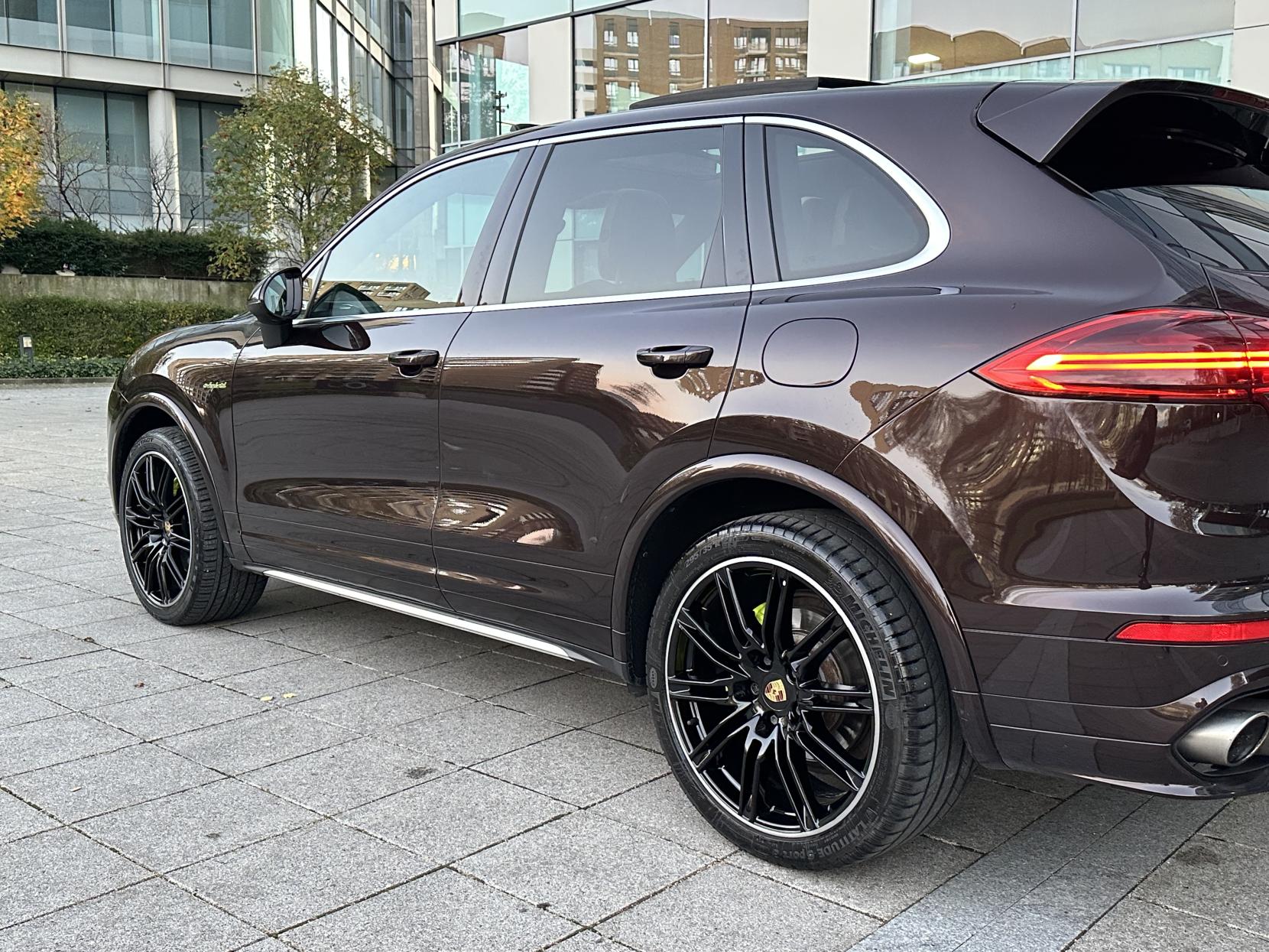 Porsche Cayenne 3.0 V6 E-Hybrid S SUV 5dr Petrol Plug-in Hybrid TiptronicS 4WD Euro 6 (s/s) (416 ps)