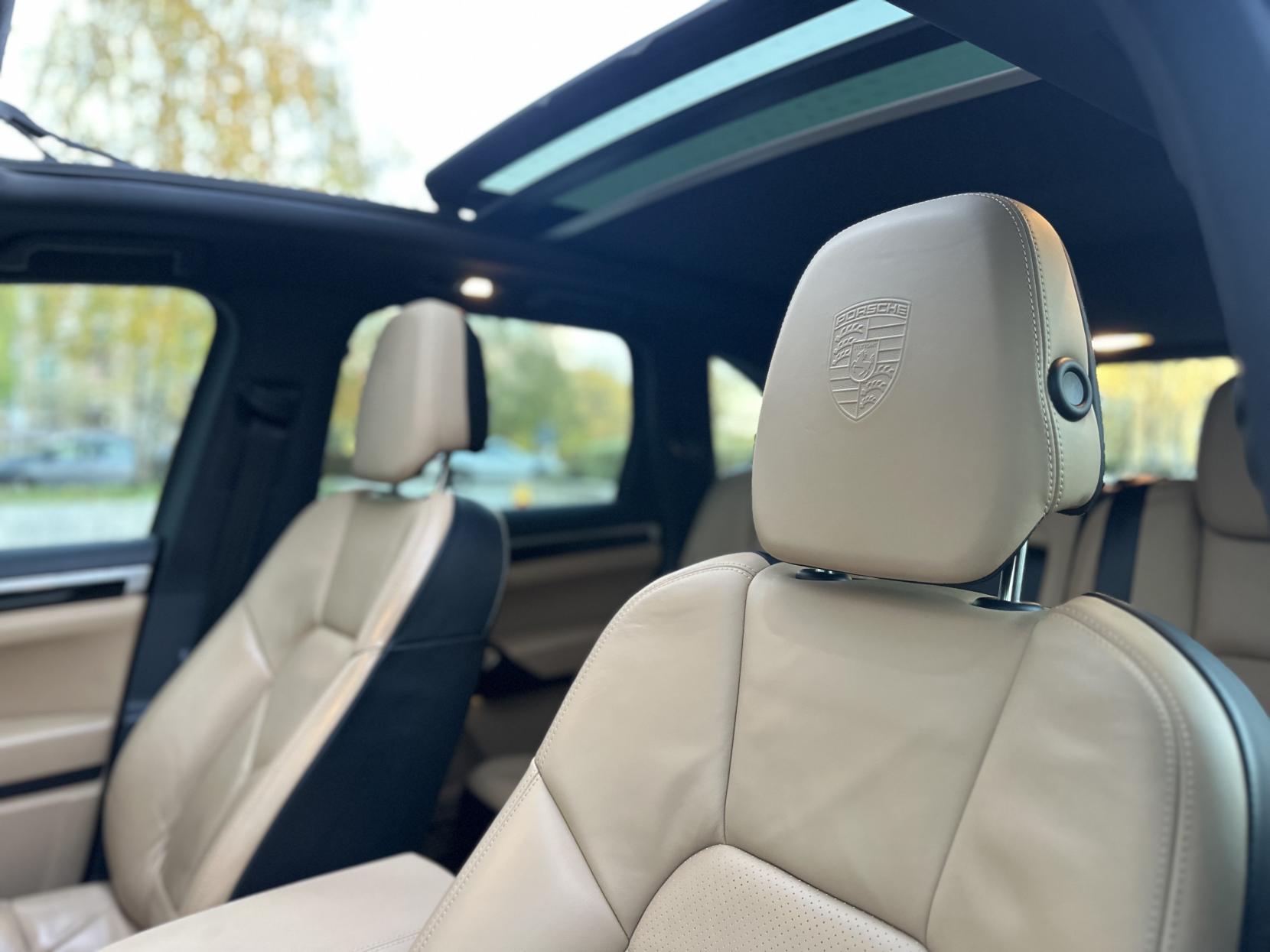 Porsche Cayenne 3.0 V6 E-Hybrid S SUV 5dr Petrol Plug-in Hybrid TiptronicS 4WD Euro 6 (s/s) (416 ps)