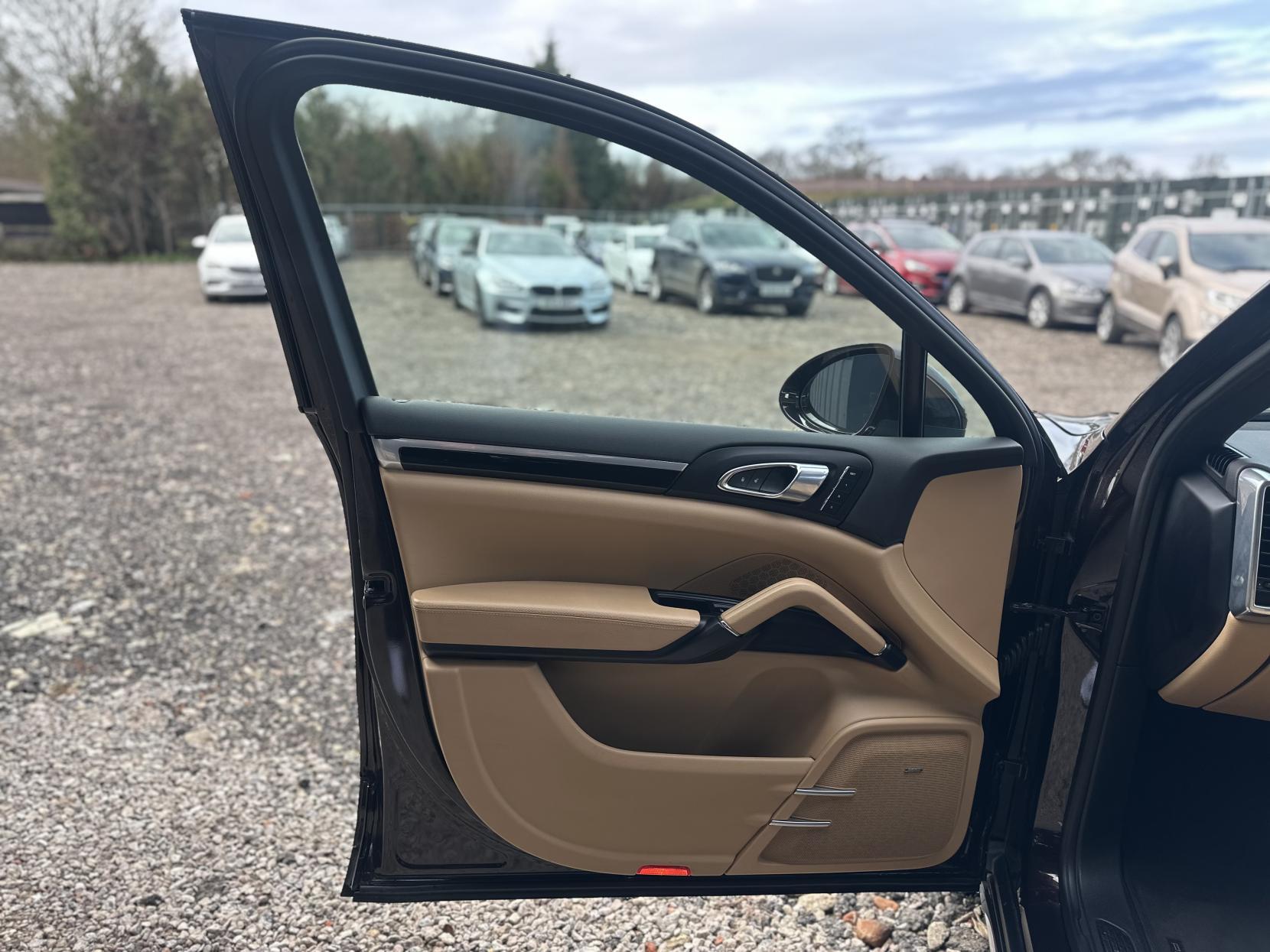 Porsche Cayenne 3.0 V6 E-Hybrid S SUV 5dr Petrol Plug-in Hybrid TiptronicS 4WD Euro 6 (s/s) (416 ps)