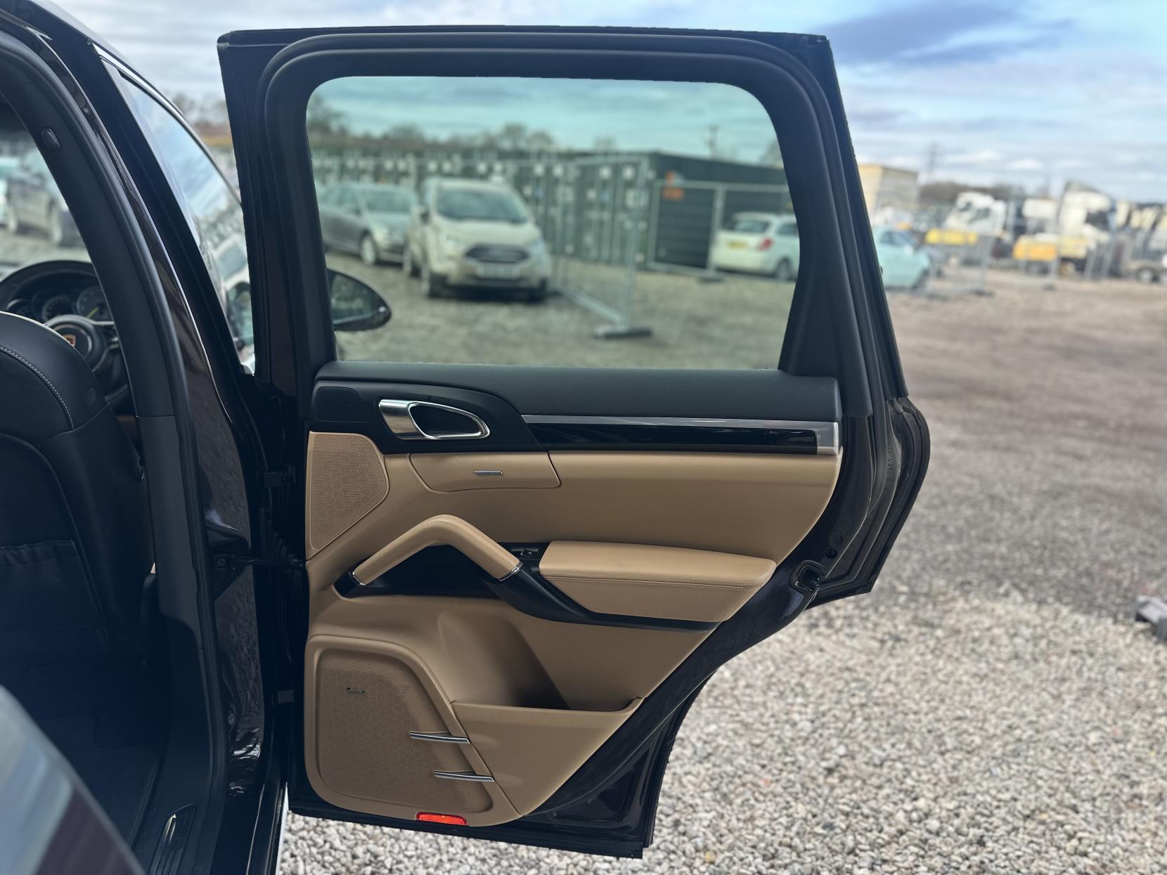 Porsche Cayenne 3.0 V6 E-Hybrid S SUV 5dr Petrol Plug-in Hybrid TiptronicS 4WD Euro 6 (s/s) (416 ps)