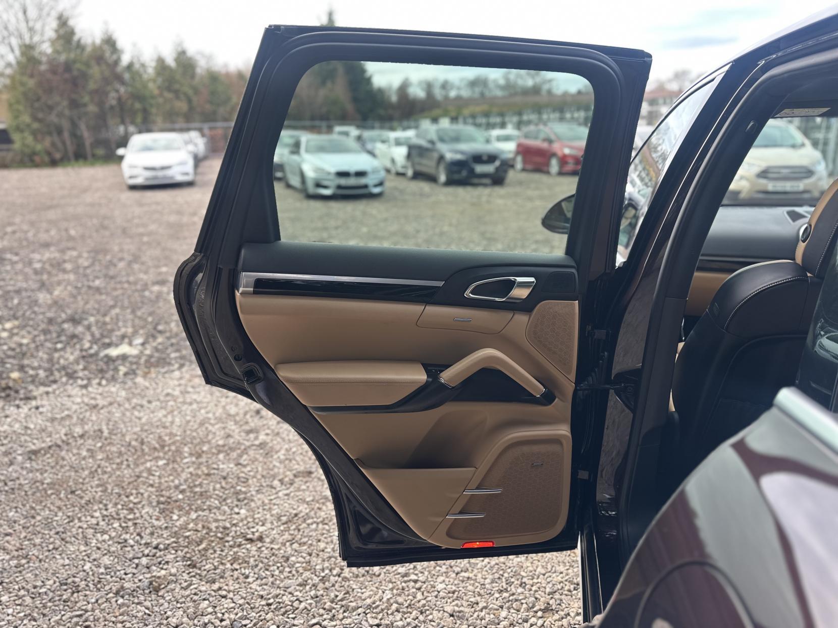 Porsche Cayenne 3.0 V6 E-Hybrid S SUV 5dr Petrol Plug-in Hybrid TiptronicS 4WD Euro 6 (s/s) (416 ps)