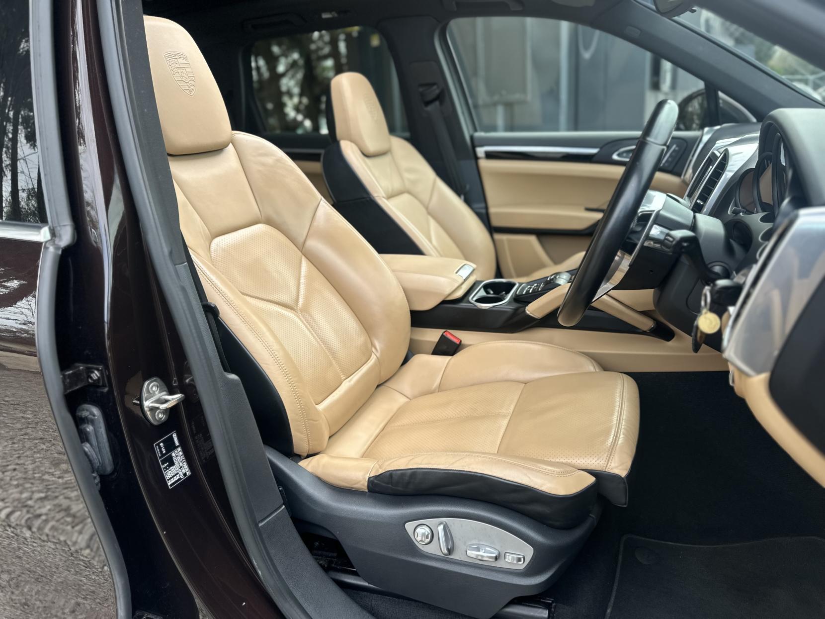 Porsche Cayenne 3.0 V6 E-Hybrid S SUV 5dr Petrol Plug-in Hybrid TiptronicS 4WD Euro 6 (s/s) (416 ps)