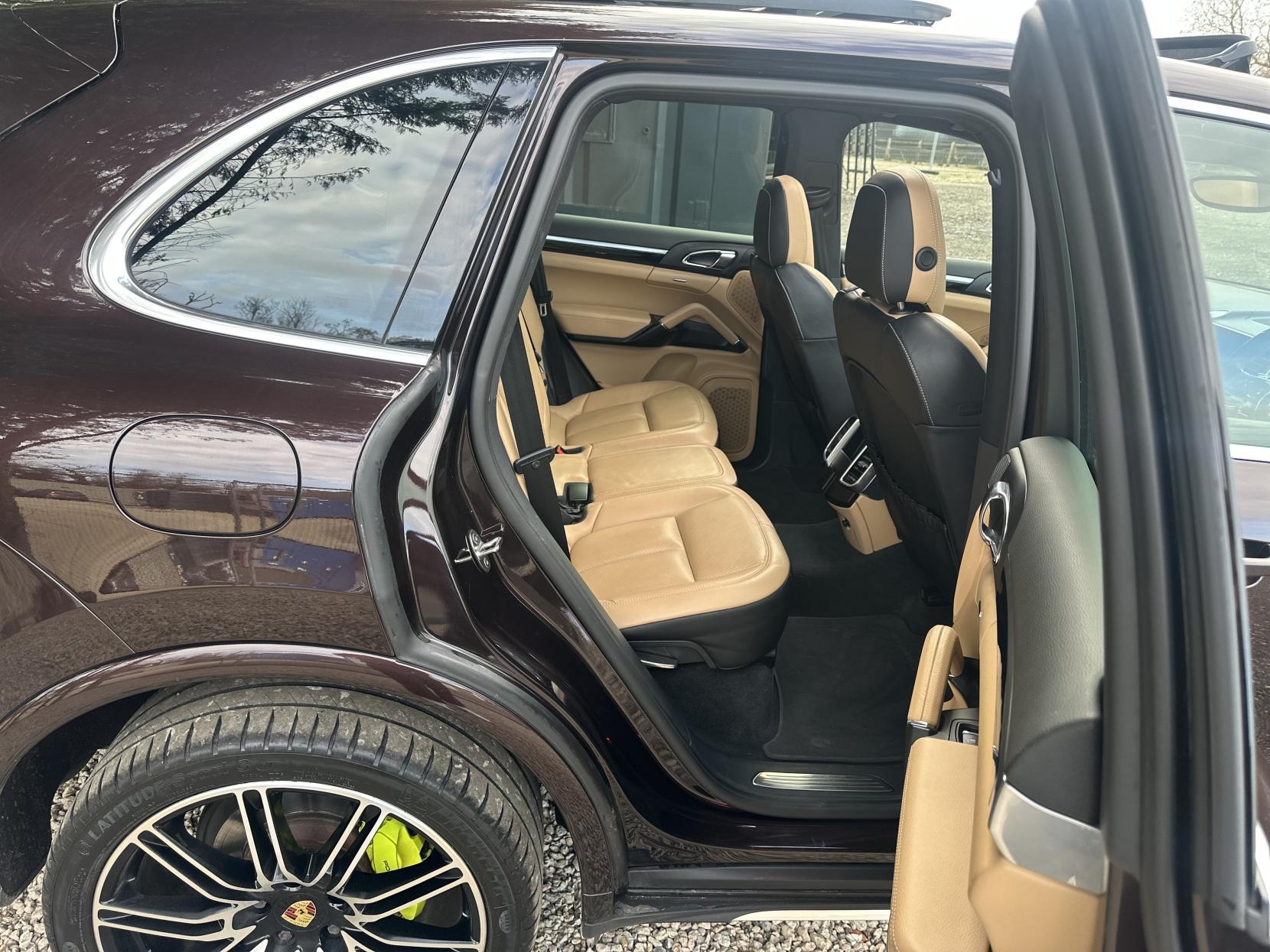 Porsche Cayenne 3.0 V6 E-Hybrid S SUV 5dr Petrol Plug-in Hybrid TiptronicS 4WD Euro 6 (s/s) (416 ps)