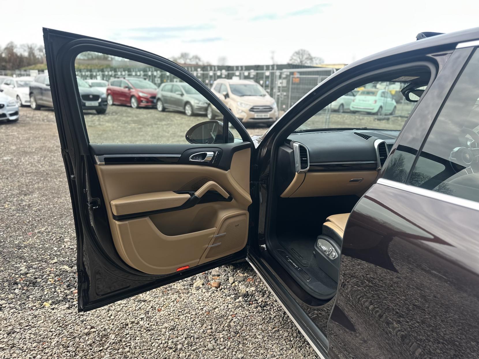 Porsche Cayenne 3.0 V6 E-Hybrid S SUV 5dr Petrol Plug-in Hybrid TiptronicS 4WD Euro 6 (s/s) (416 ps)