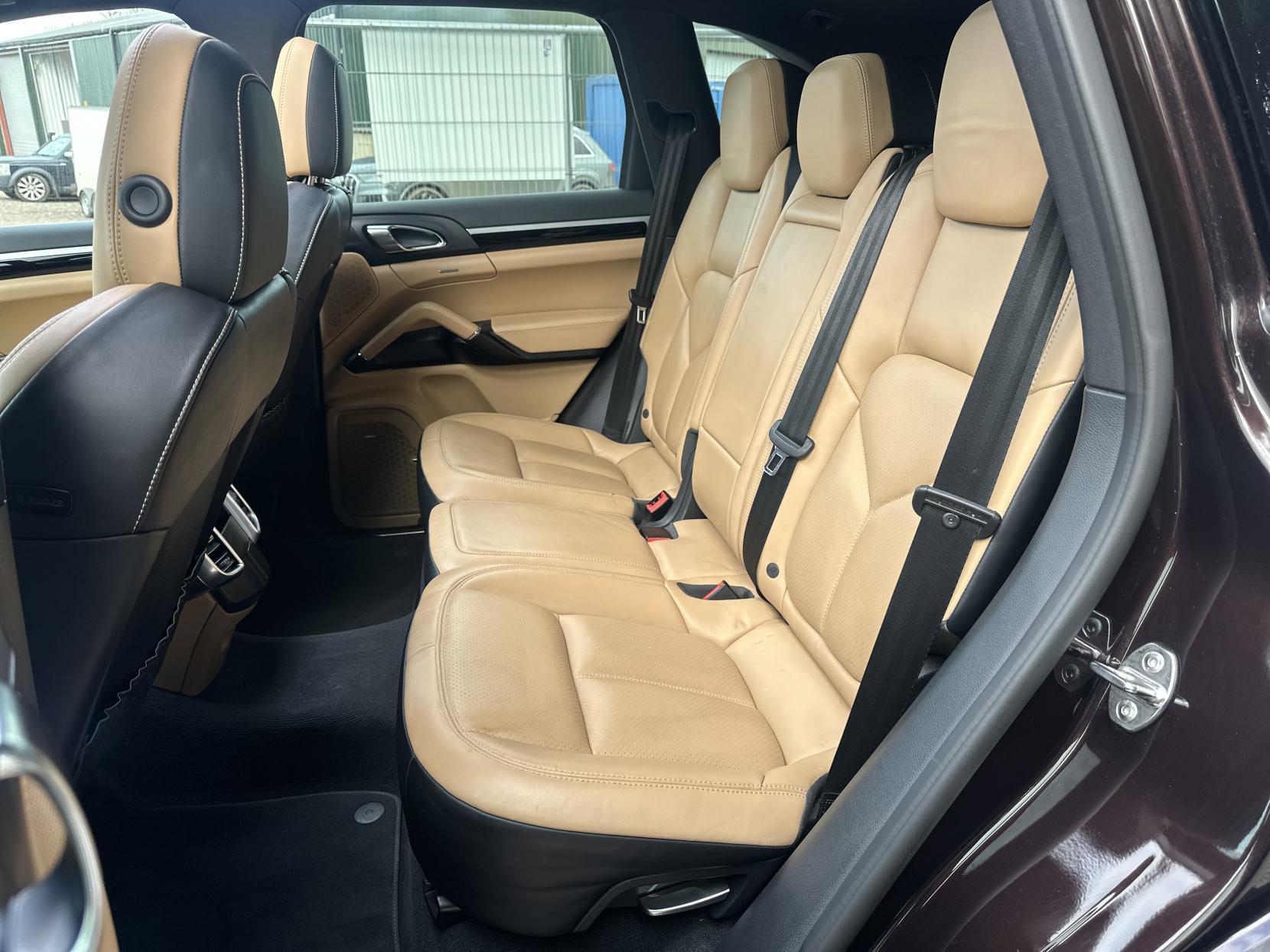 Porsche Cayenne 3.0 V6 E-Hybrid S SUV 5dr Petrol Plug-in Hybrid TiptronicS 4WD Euro 6 (s/s) (416 ps)