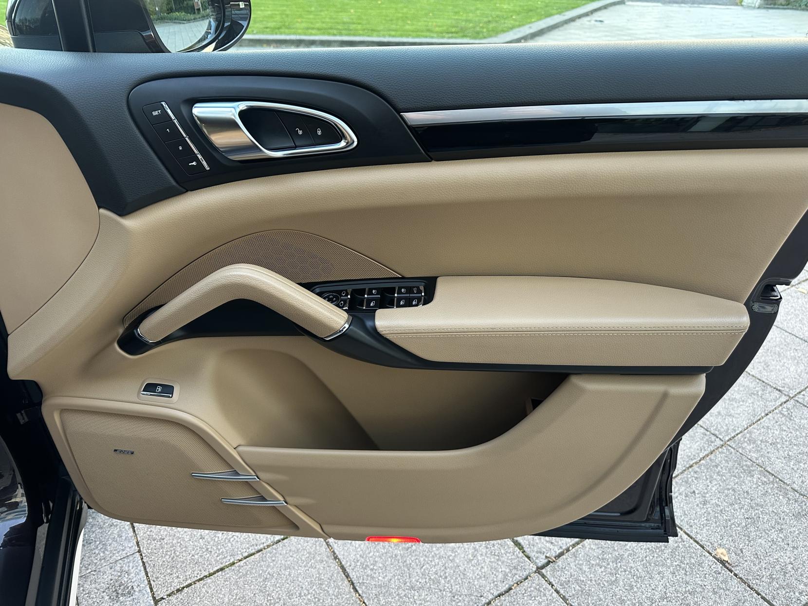 Porsche Cayenne 3.0 V6 E-Hybrid S SUV 5dr Petrol Plug-in Hybrid TiptronicS 4WD Euro 6 (s/s) (416 ps)