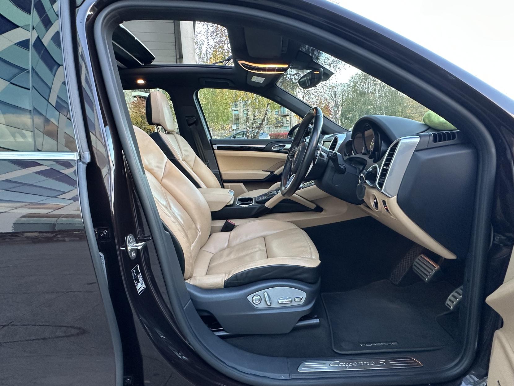 Porsche Cayenne 3.0 V6 E-Hybrid S SUV 5dr Petrol Plug-in Hybrid TiptronicS 4WD Euro 6 (s/s) (416 ps)