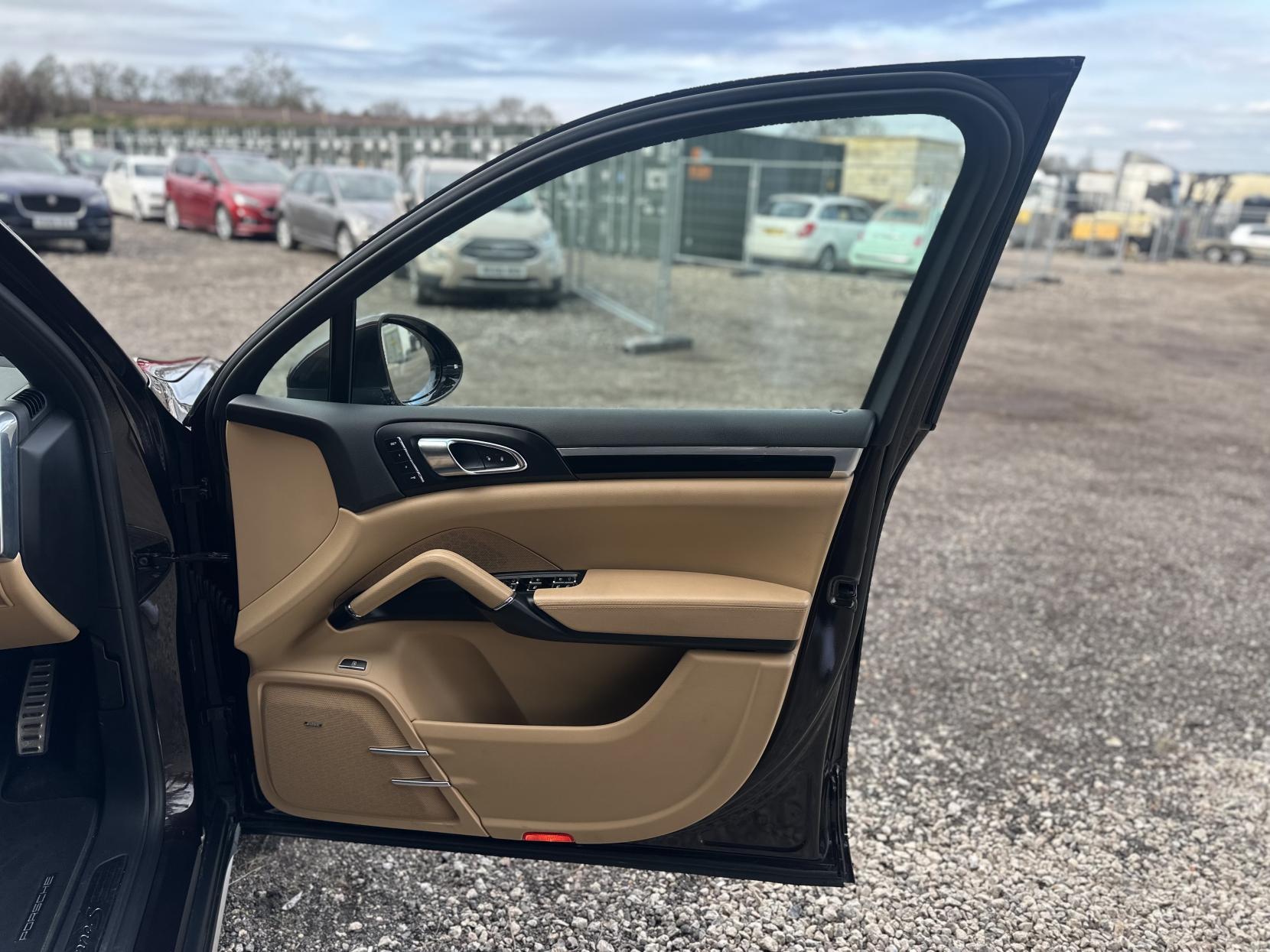 Porsche Cayenne 3.0 V6 E-Hybrid S SUV 5dr Petrol Plug-in Hybrid TiptronicS 4WD Euro 6 (s/s) (416 ps)