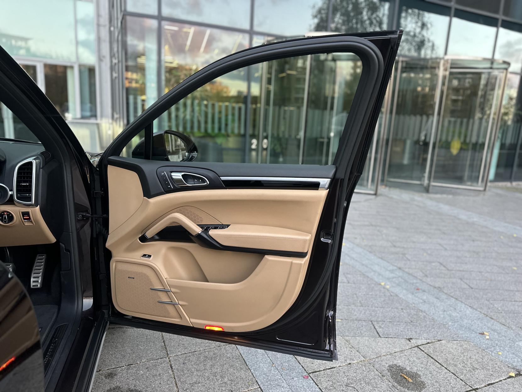 Porsche Cayenne 3.0 V6 E-Hybrid S SUV 5dr Petrol Plug-in Hybrid TiptronicS 4WD Euro 6 (s/s) (416 ps)