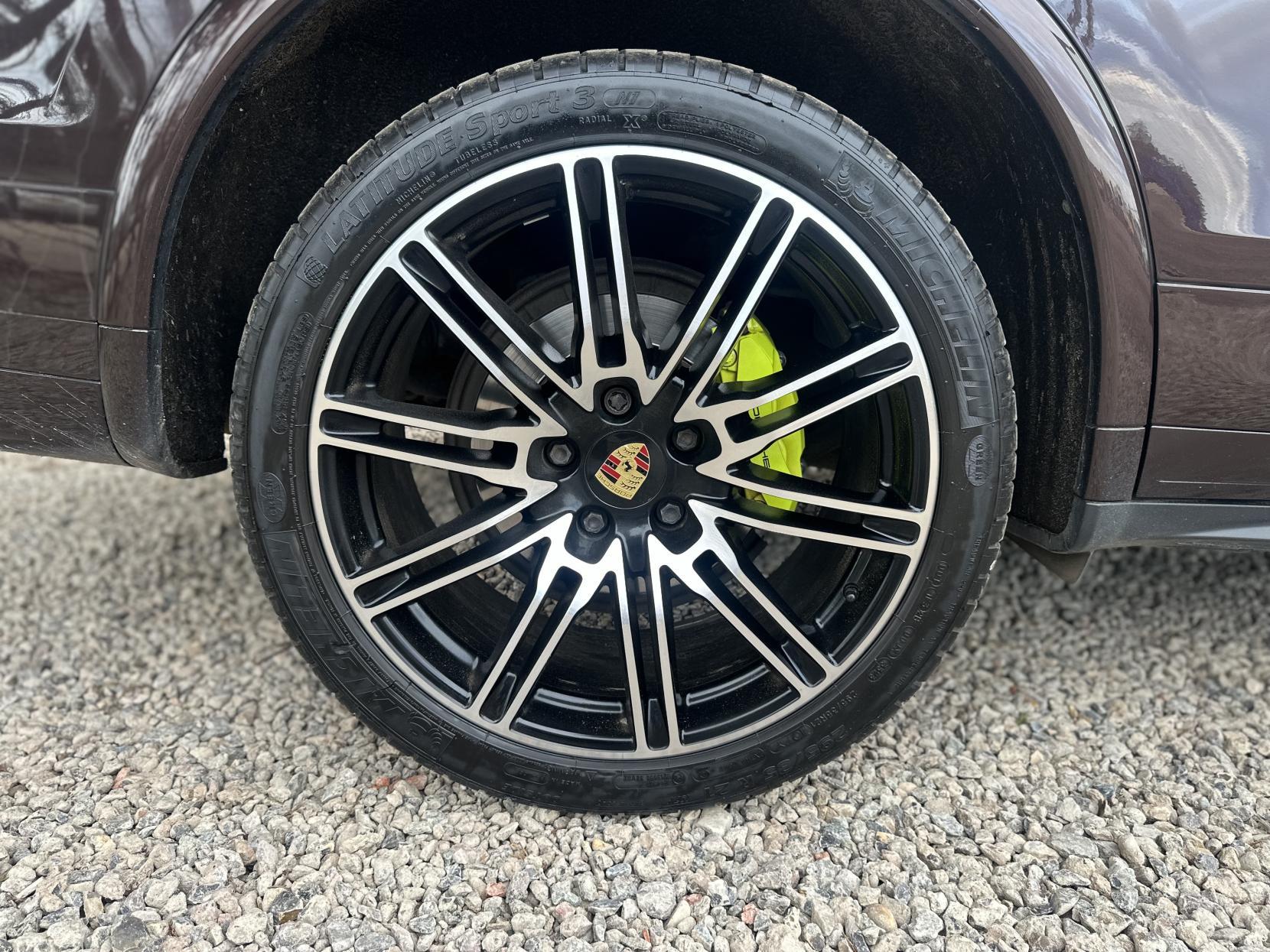 Porsche Cayenne 3.0 V6 E-Hybrid S SUV 5dr Petrol Plug-in Hybrid TiptronicS 4WD Euro 6 (s/s) (416 ps)