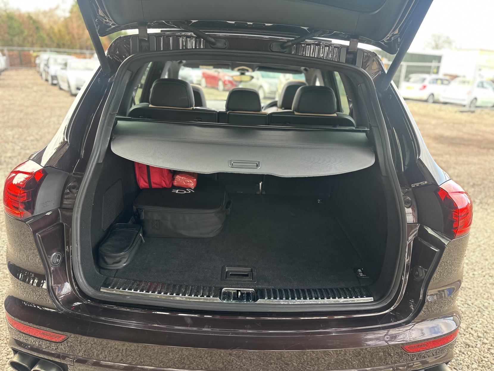 Porsche Cayenne 3.0 V6 E-Hybrid S SUV 5dr Petrol Plug-in Hybrid TiptronicS 4WD Euro 6 (s/s) (416 ps)