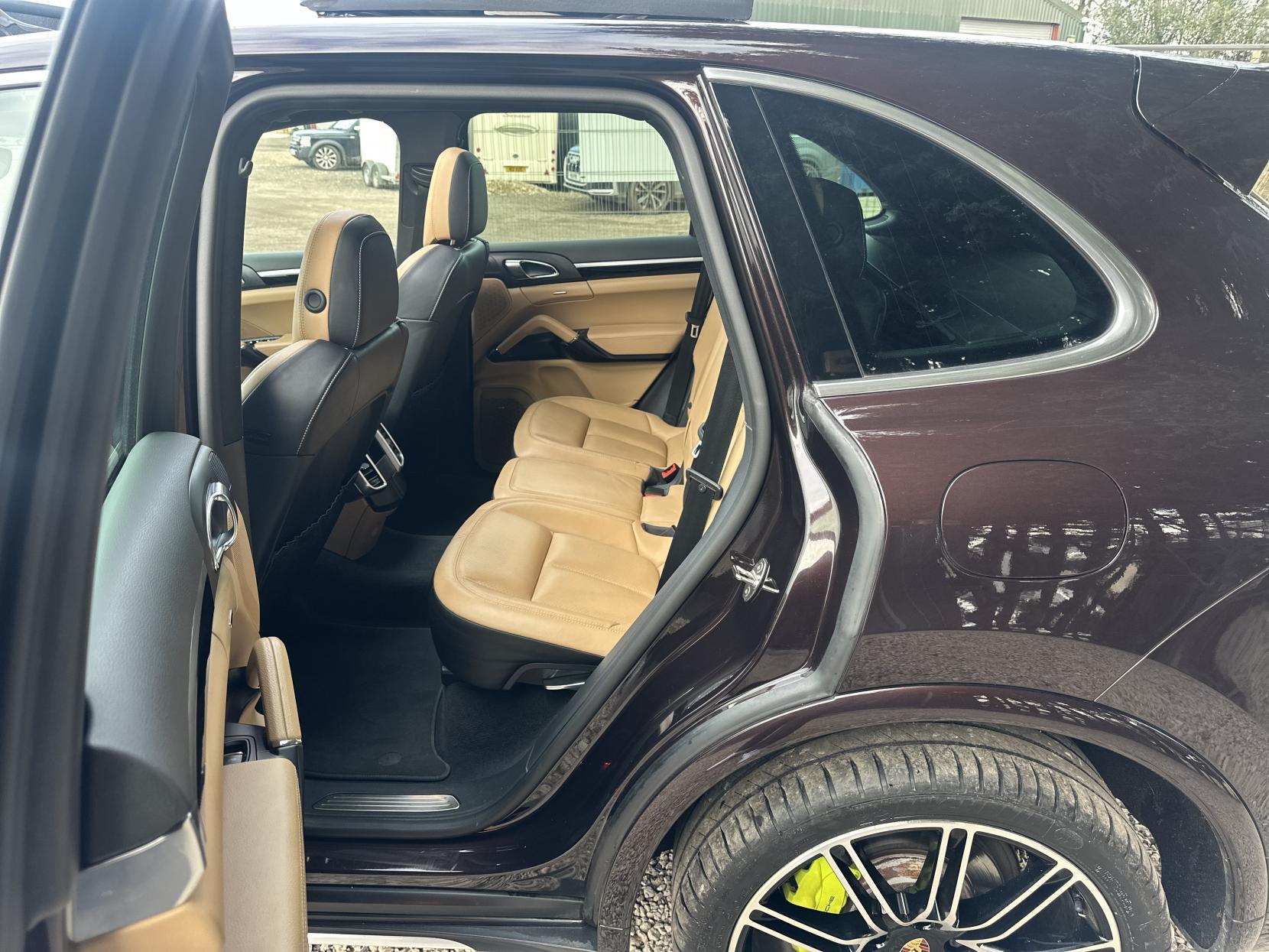 Porsche Cayenne 3.0 V6 E-Hybrid S SUV 5dr Petrol Plug-in Hybrid TiptronicS 4WD Euro 6 (s/s) (416 ps)