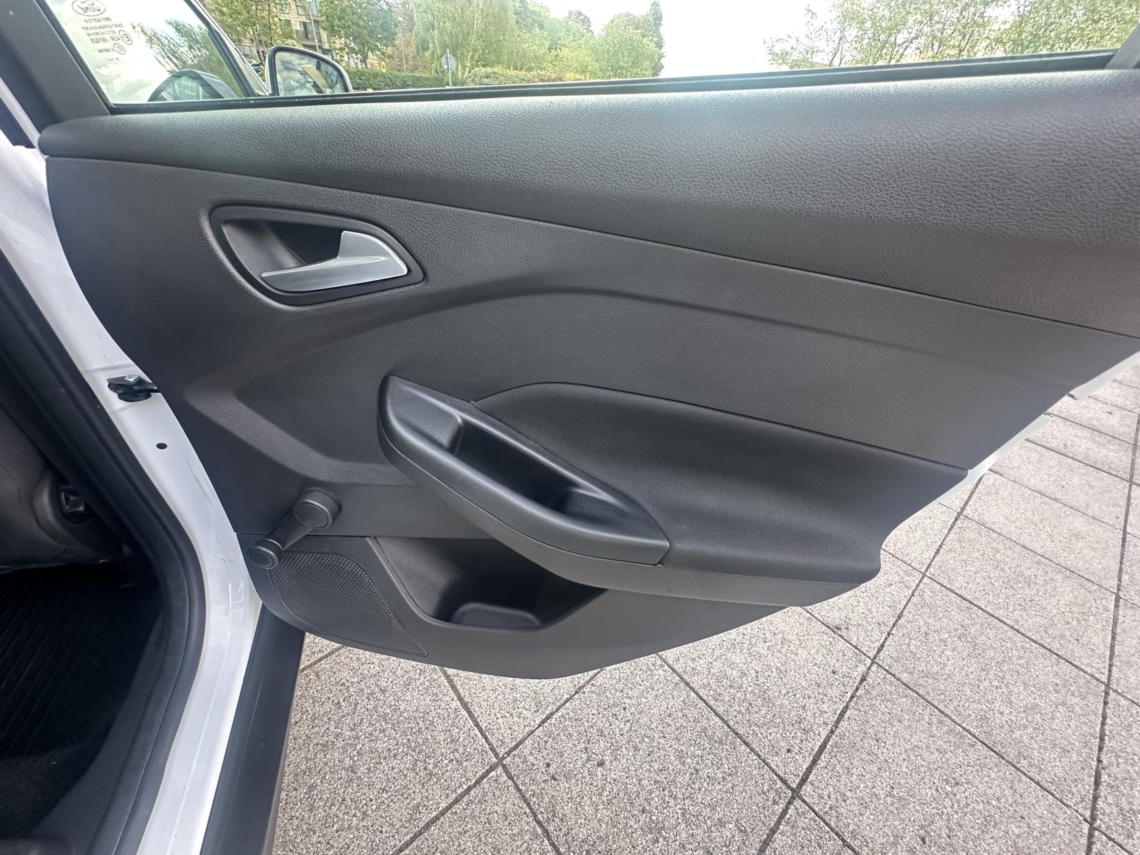 Ford Focus 1.0T EcoBoost Zetec Hatchback 5dr Petrol Manual Euro 6 (s/s) (125 ps)