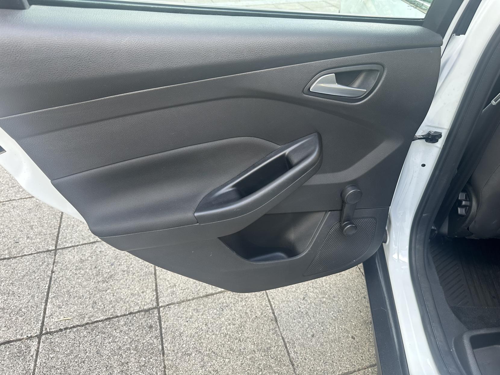Ford Focus 1.0T EcoBoost Zetec Hatchback 5dr Petrol Manual Euro 6 (s/s) (125 ps)